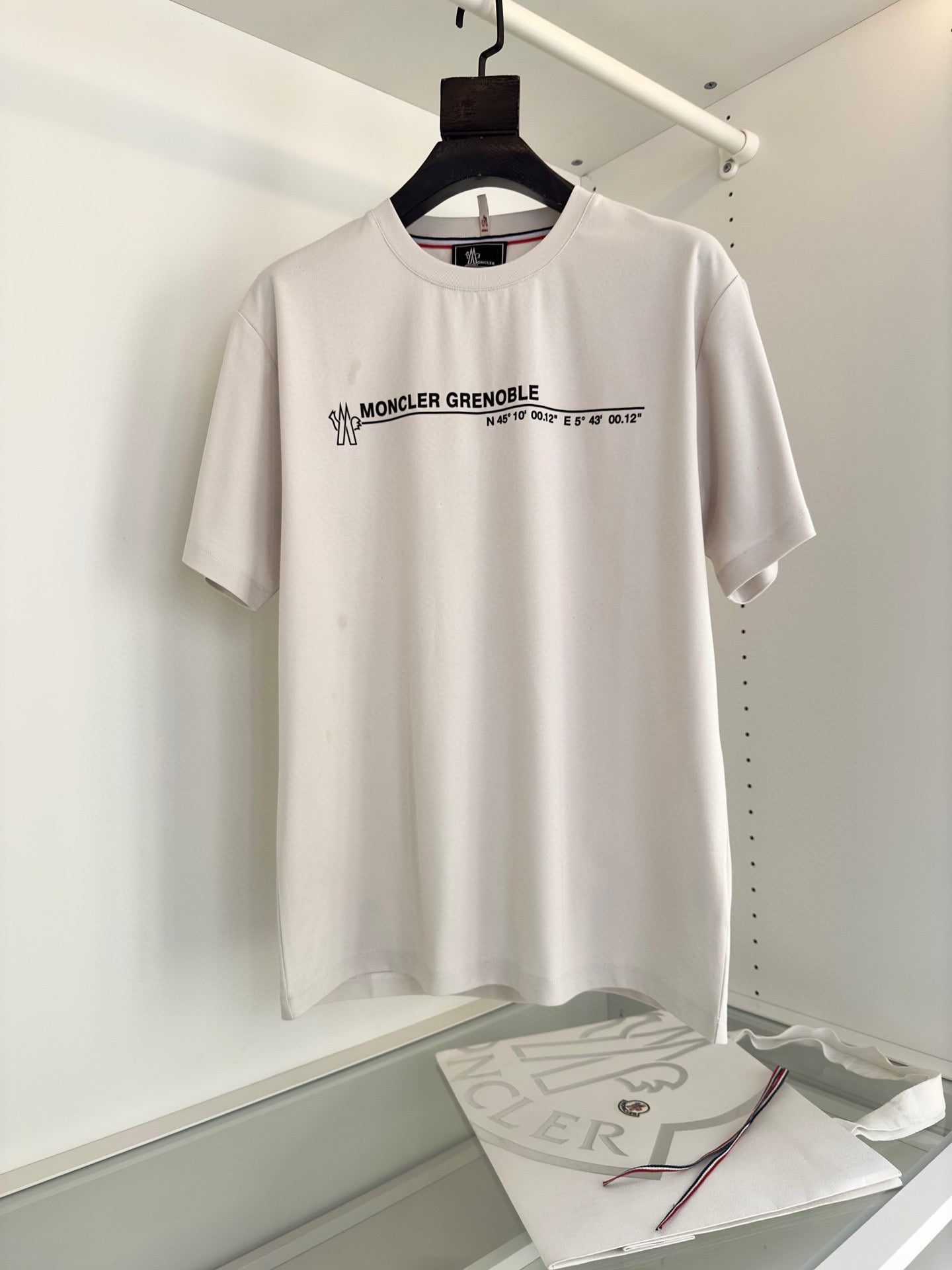 Camiseta negra y blanquecina