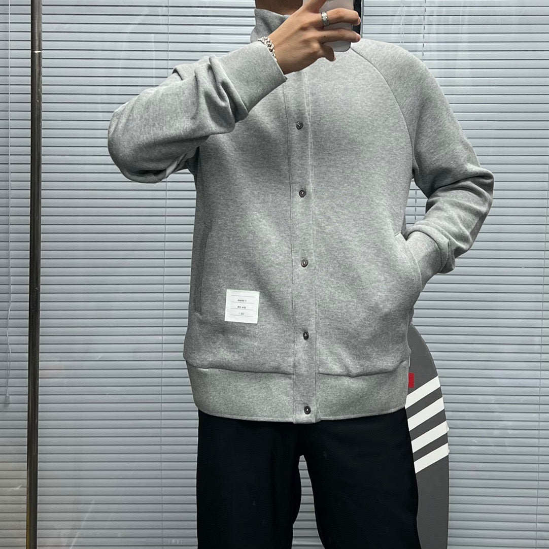 Graue und dunkelblaue Jacke