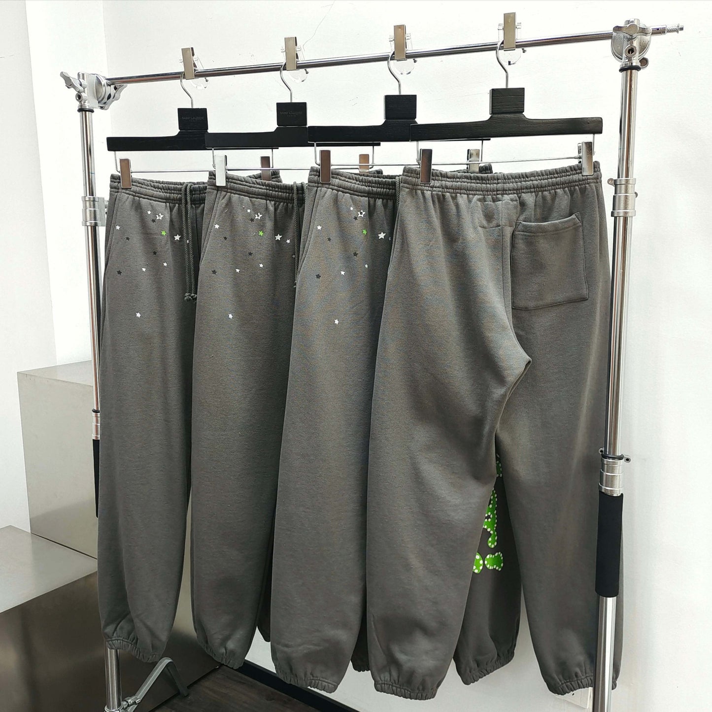 Pantalón gris