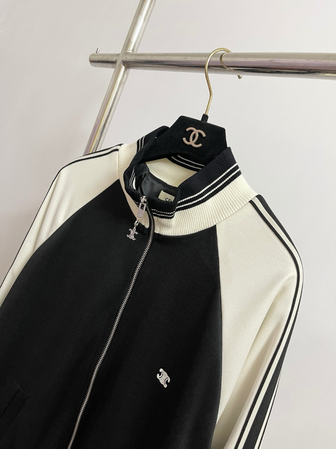 Chaqueta blanca y negra