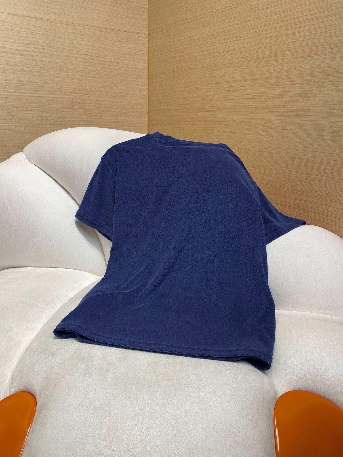 Camiseta blanca y azul