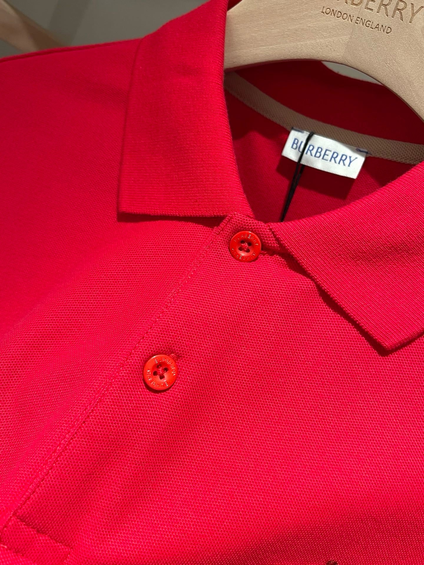 Rotes und schwarzes T-Shirt