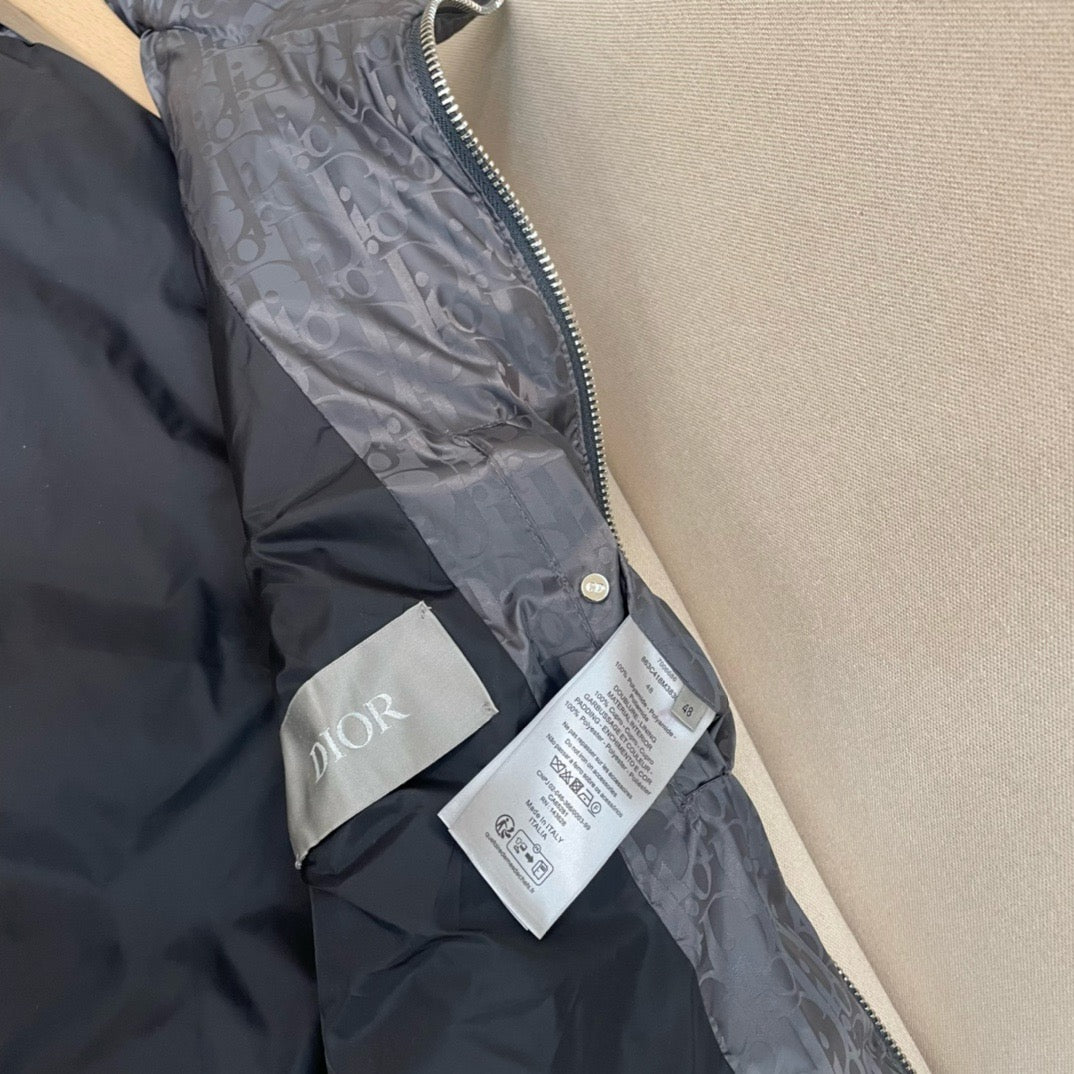 Chaqueta negra, gris y azul