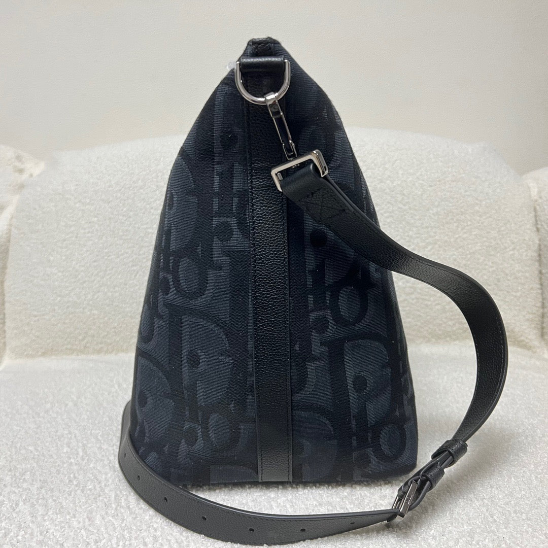 Blaue und schwarzgraue Tasche