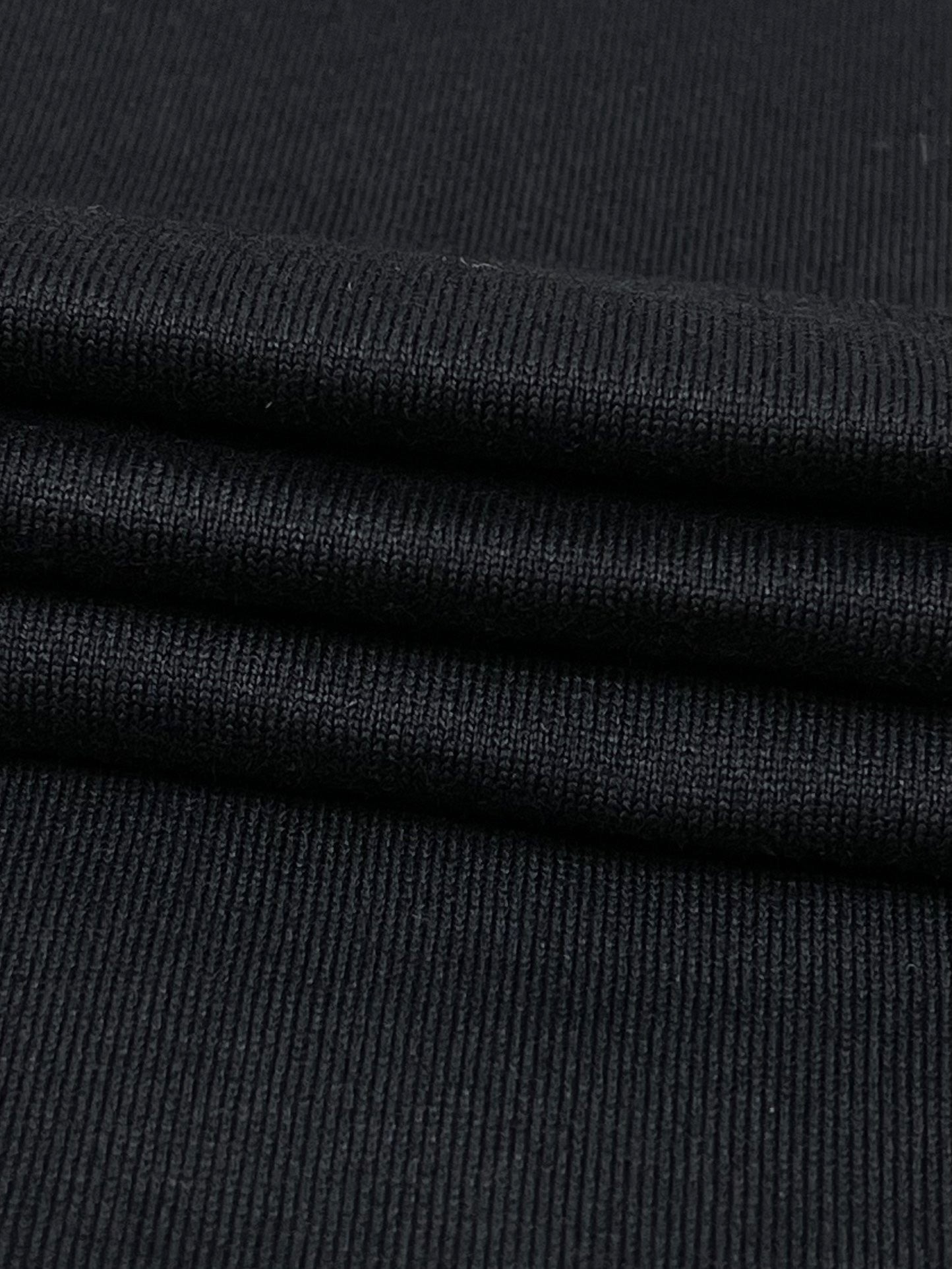 Schwarzes, weißes, grünes und blaues T-Shirt