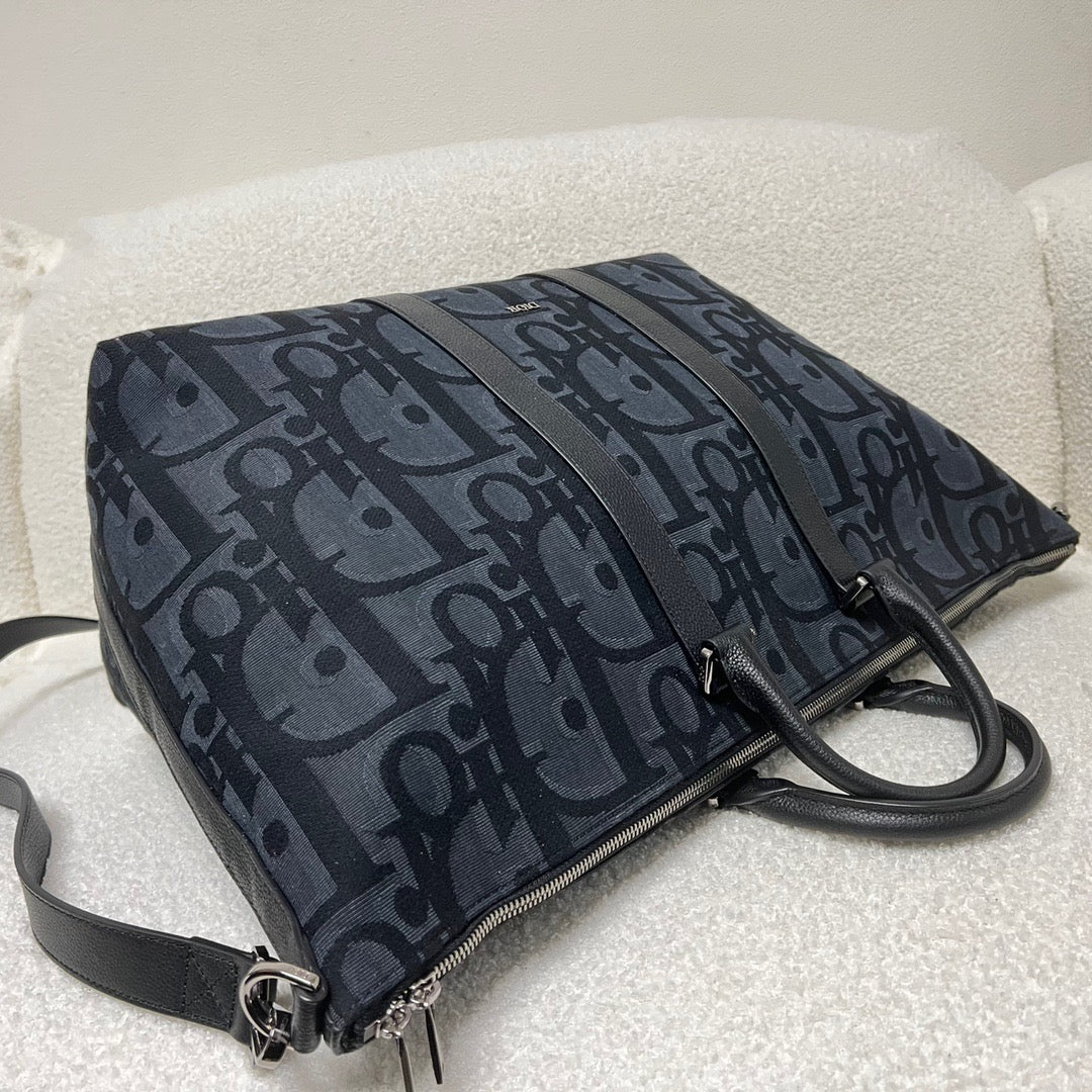 Blaue und schwarzgraue Tasche