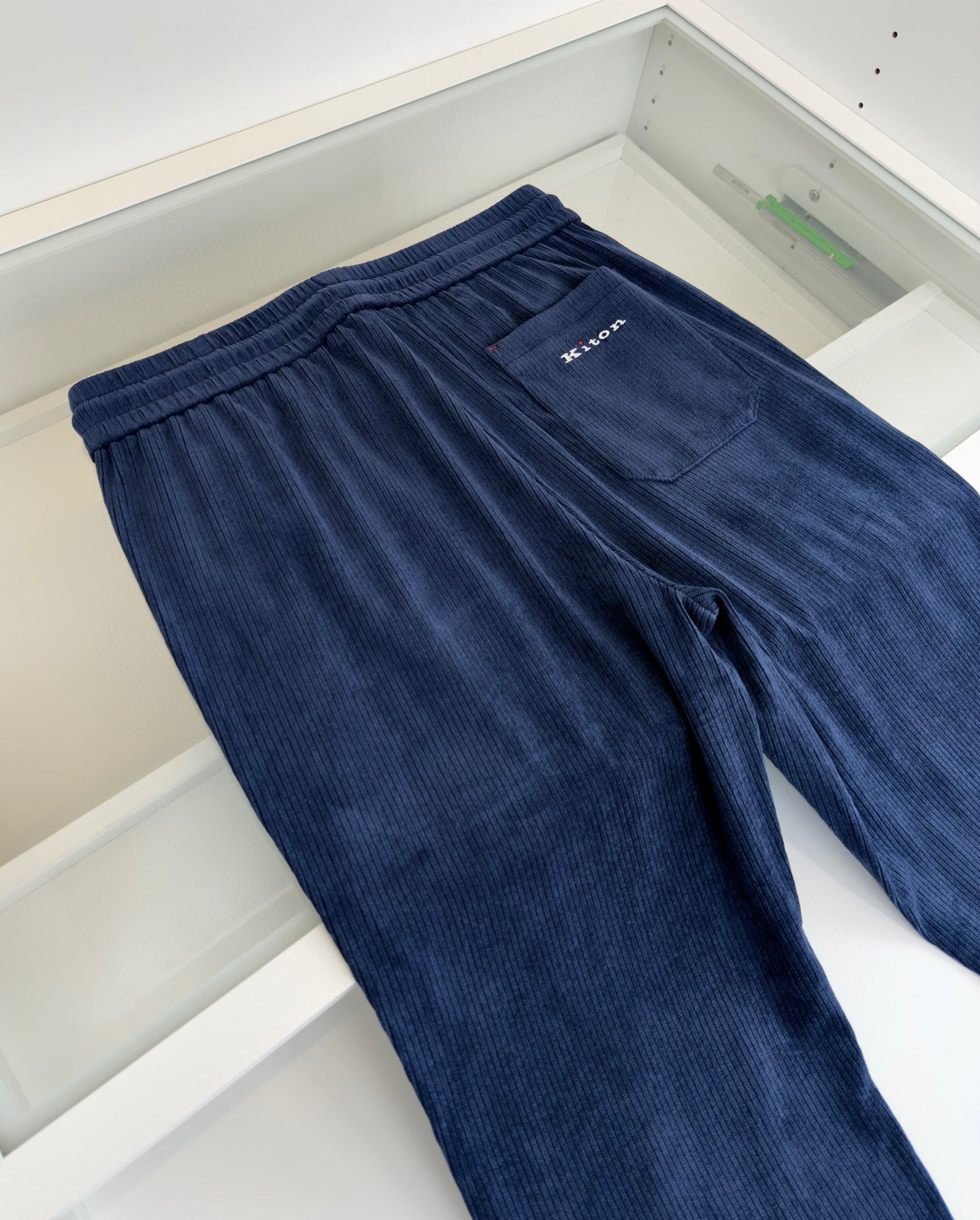 Dunkelblaue und schwarze Hose