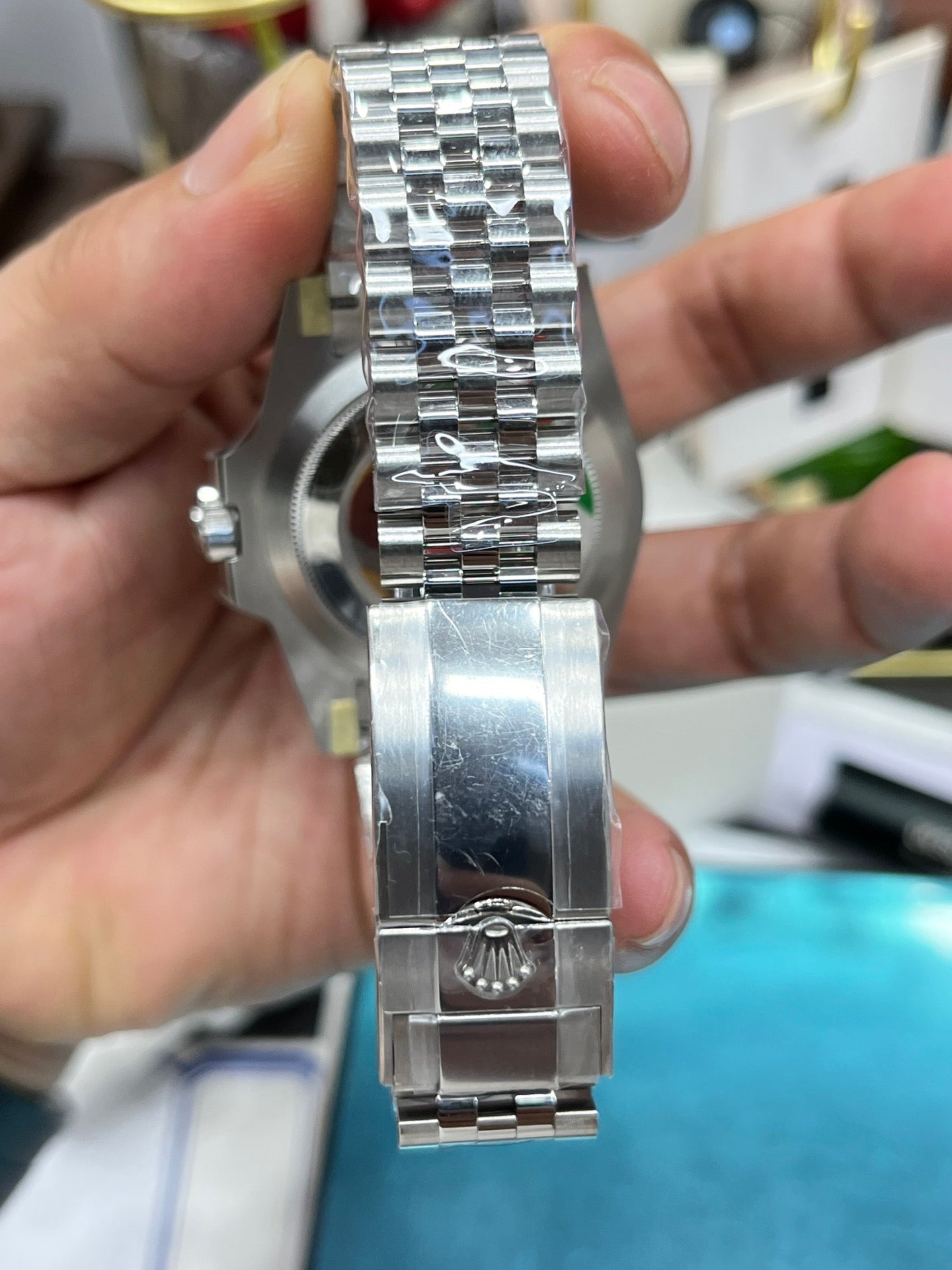 ساعة بيضاء