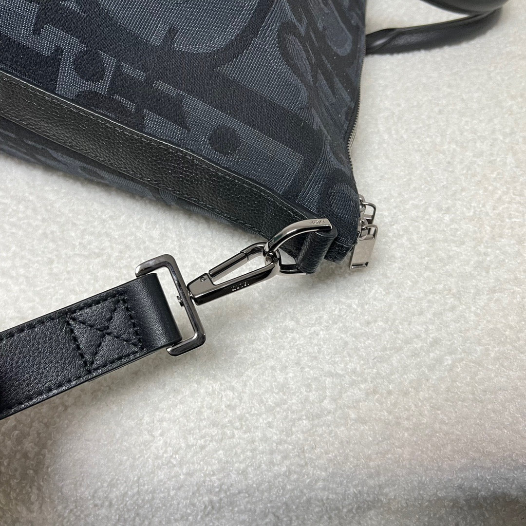Blaue und schwarzgraue Tasche
