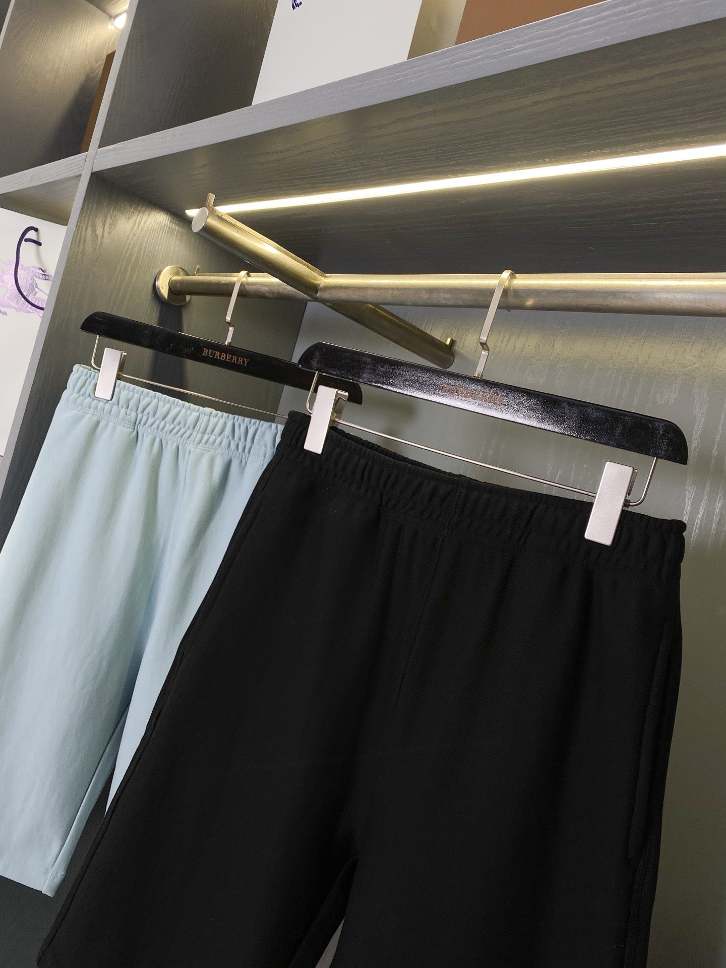 Pantalón corto negro y azul claro