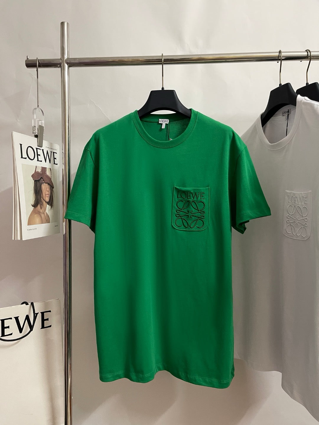 Camiseta blanca, negra y verde
