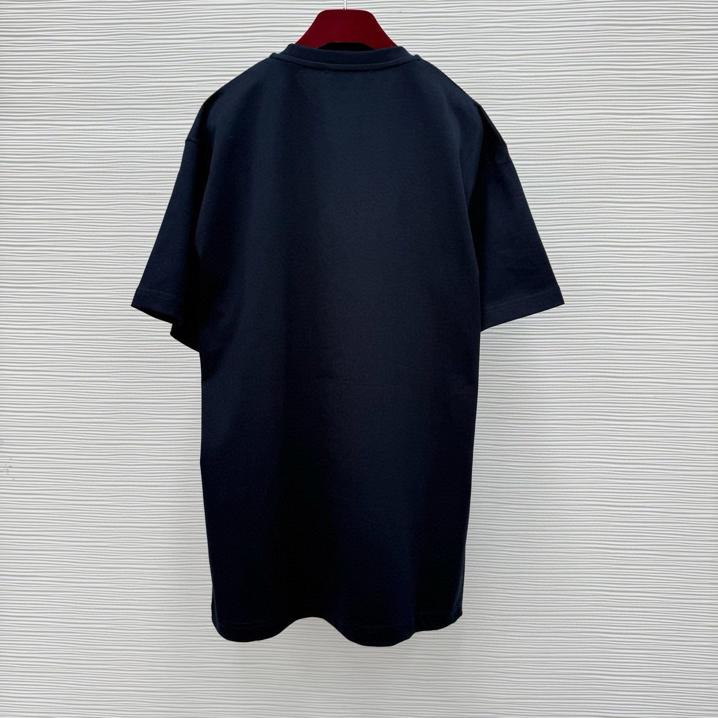 Schwarz-weißes T-Shirt