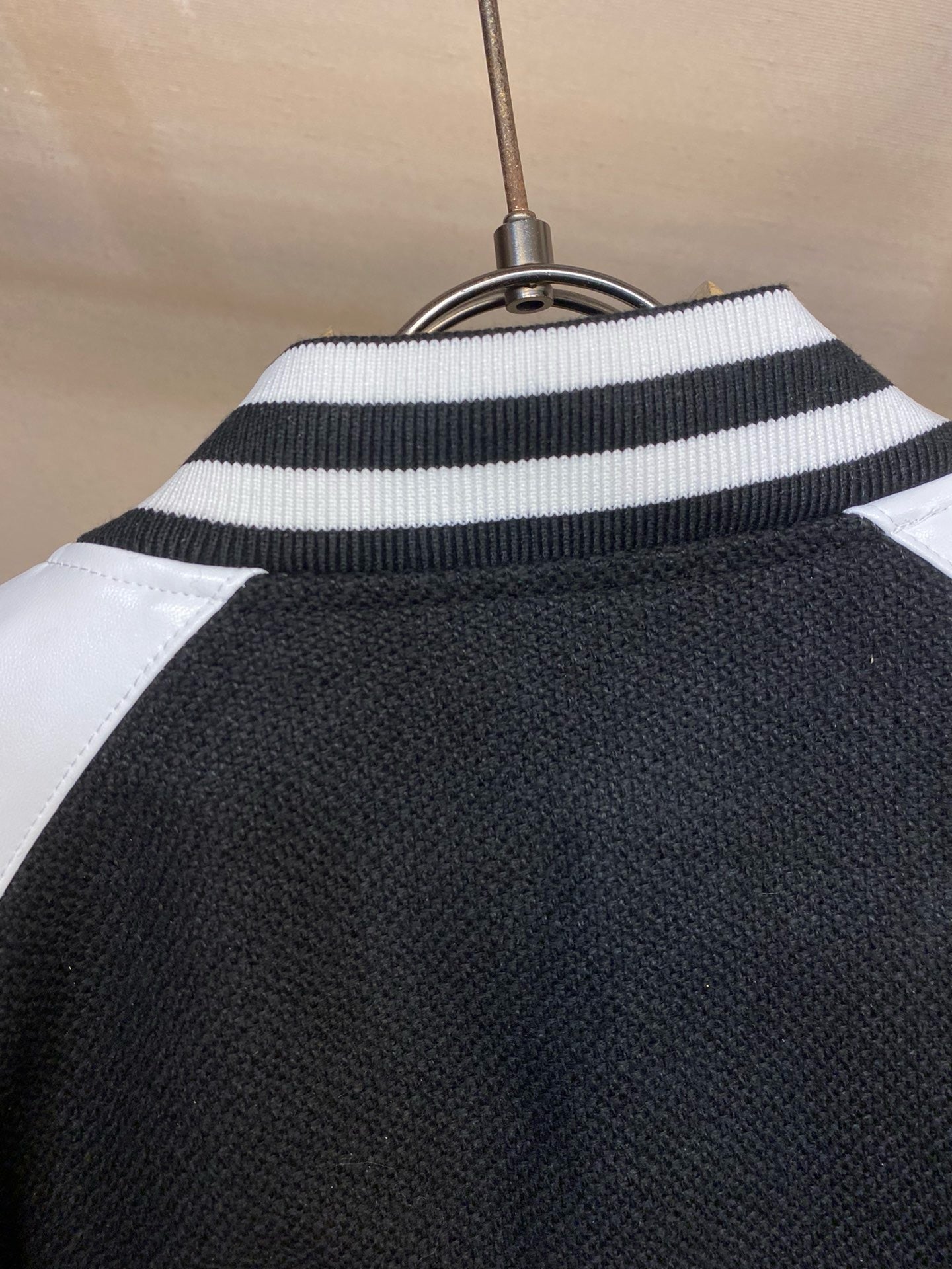 Chaqueta blanca y negra