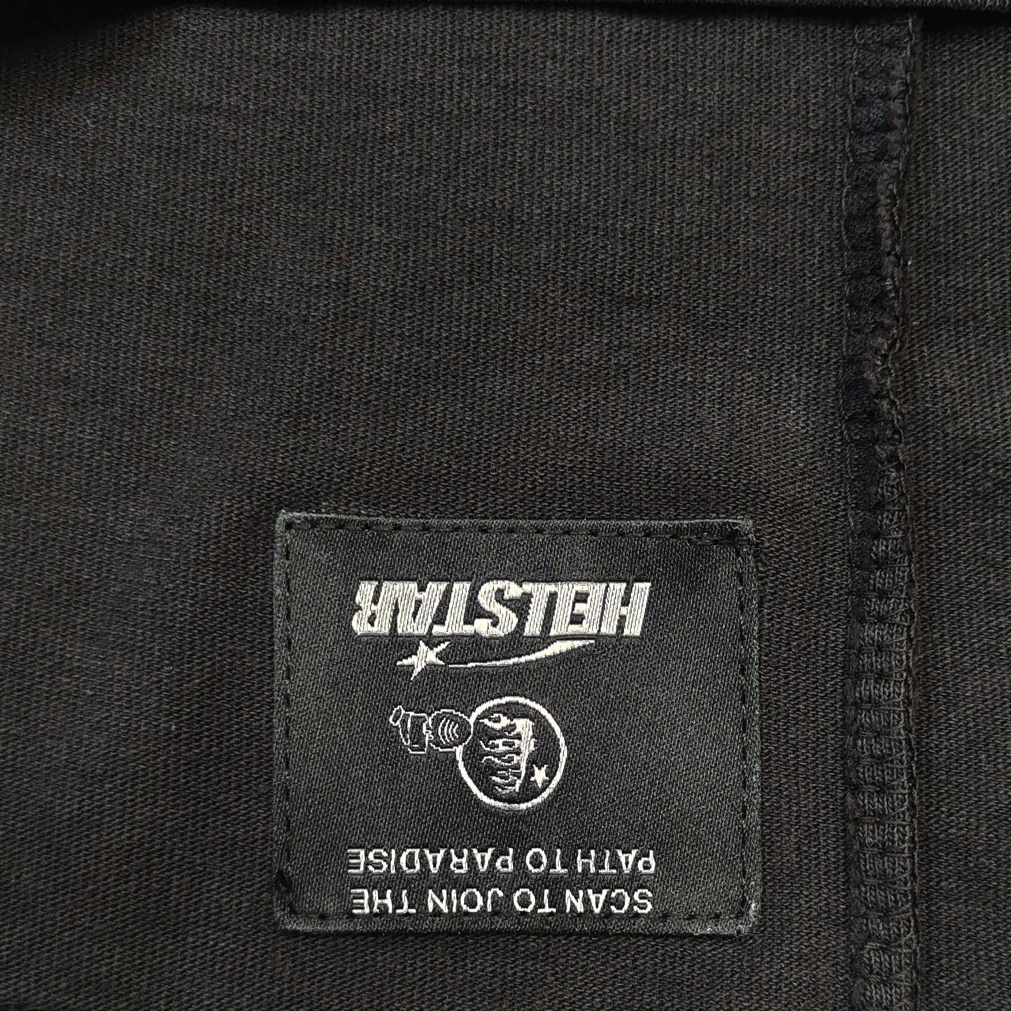 Schwarz-grünes T-Shirt