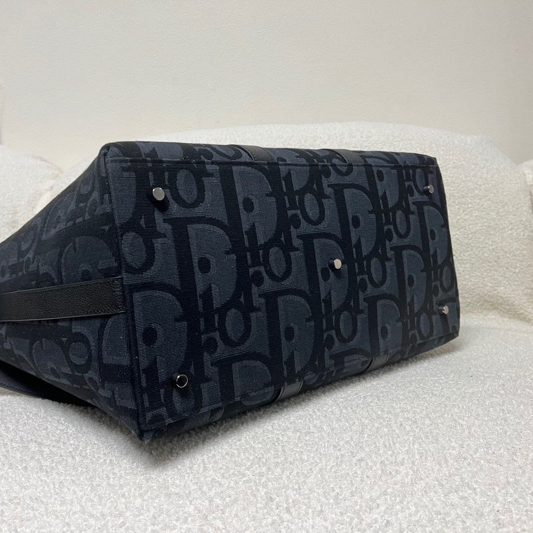 Blaue und schwarzgraue Tasche