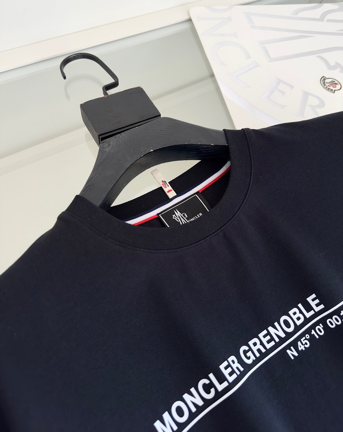 Camiseta negra y blanquecina