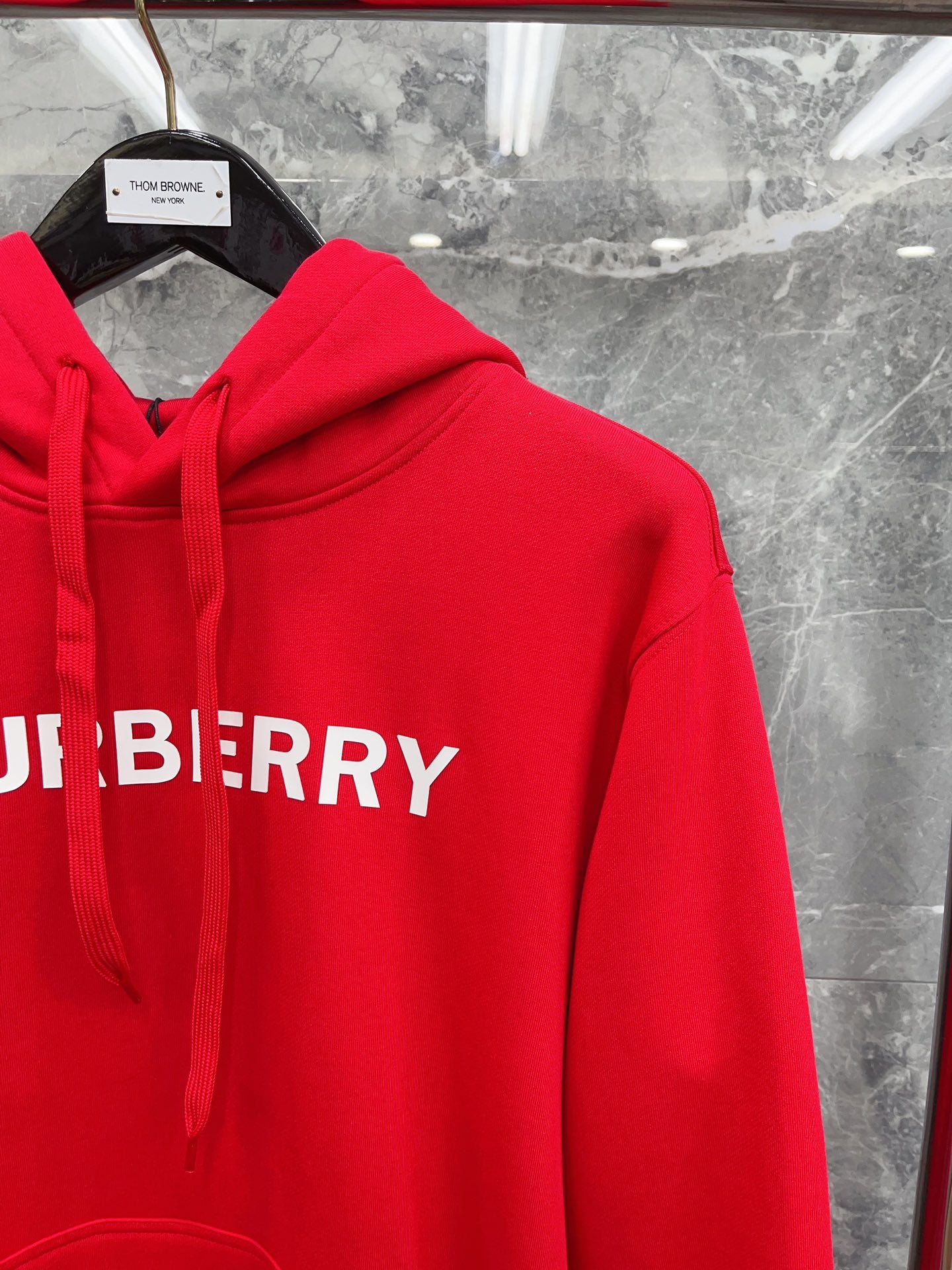 Sudadera con capucha negra, caqui, azul y roja