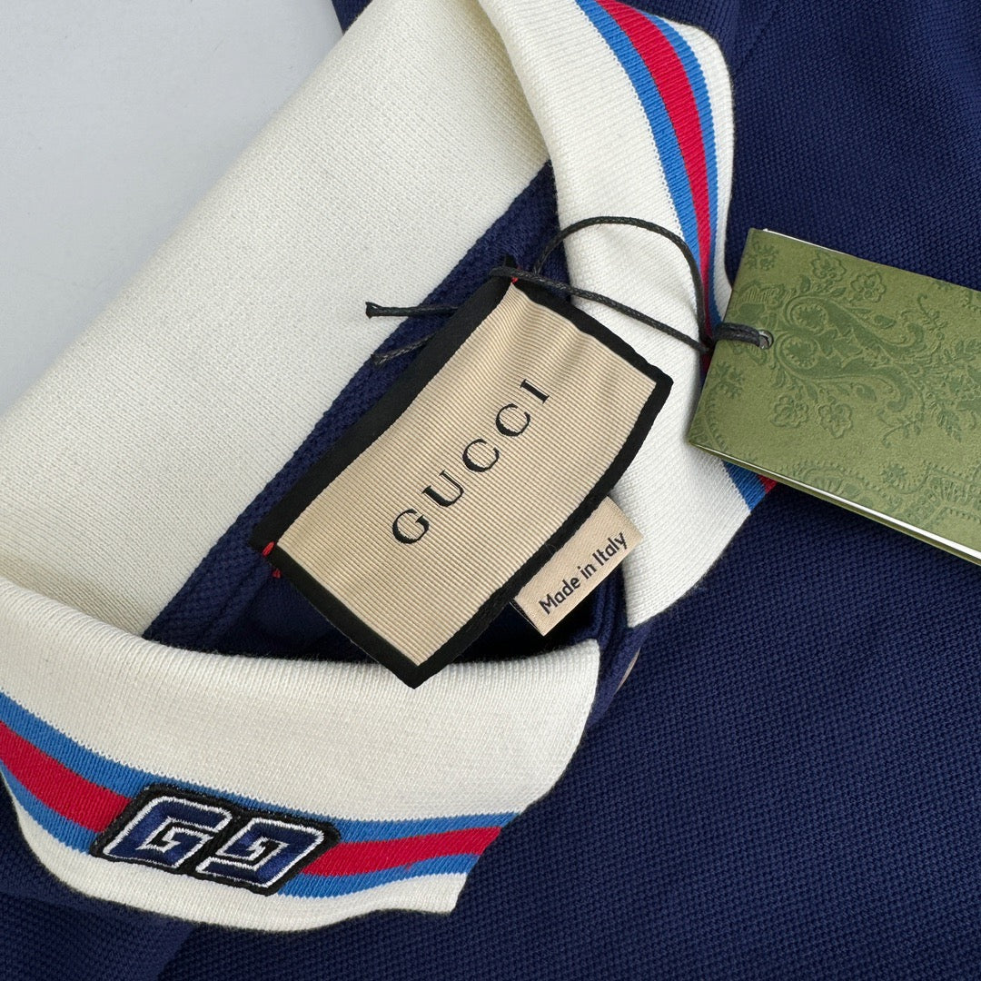 Blaues und weißes Polo
