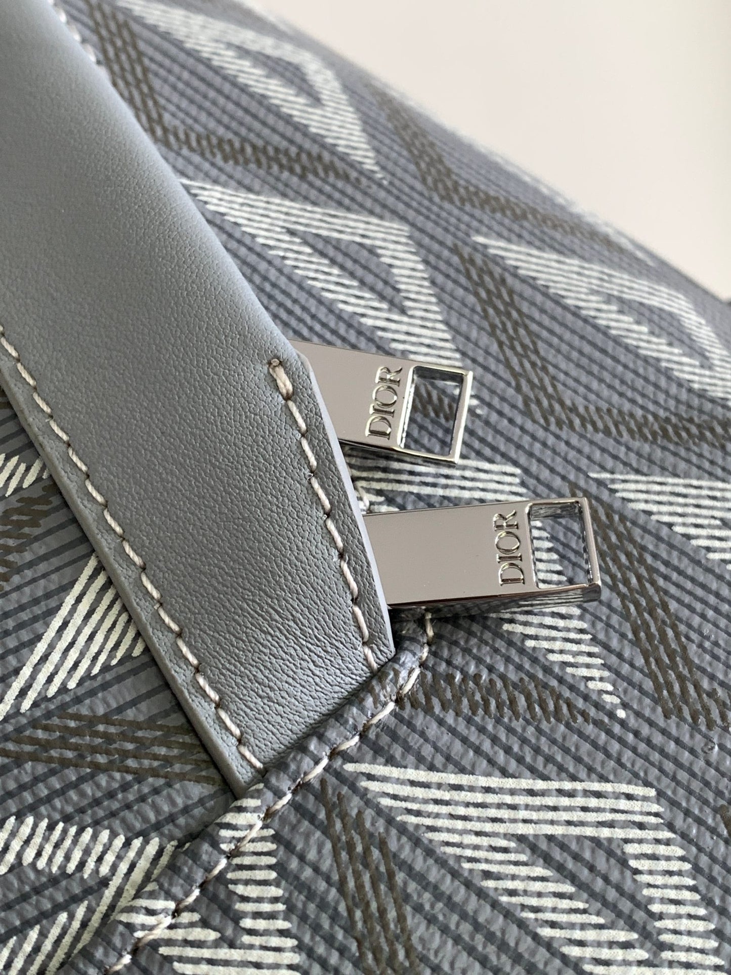 Schwarze und graue Tasche