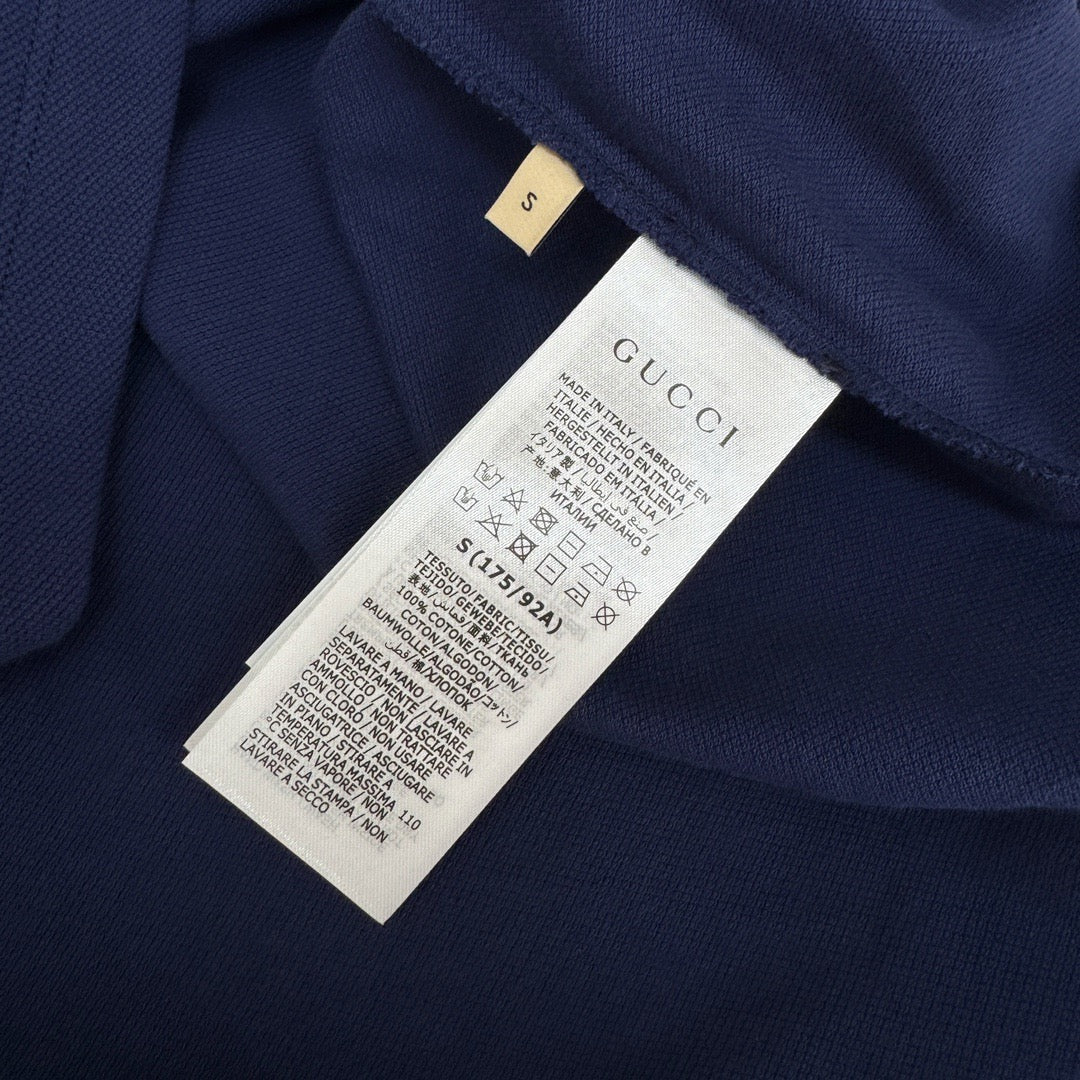 Blaues und weißes Polo