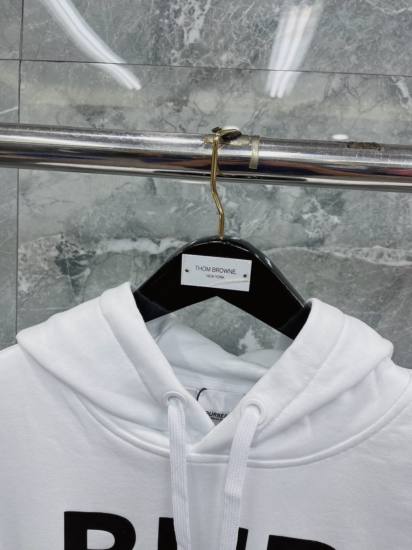 Sudadera con capucha negra, naranja claro y blanca