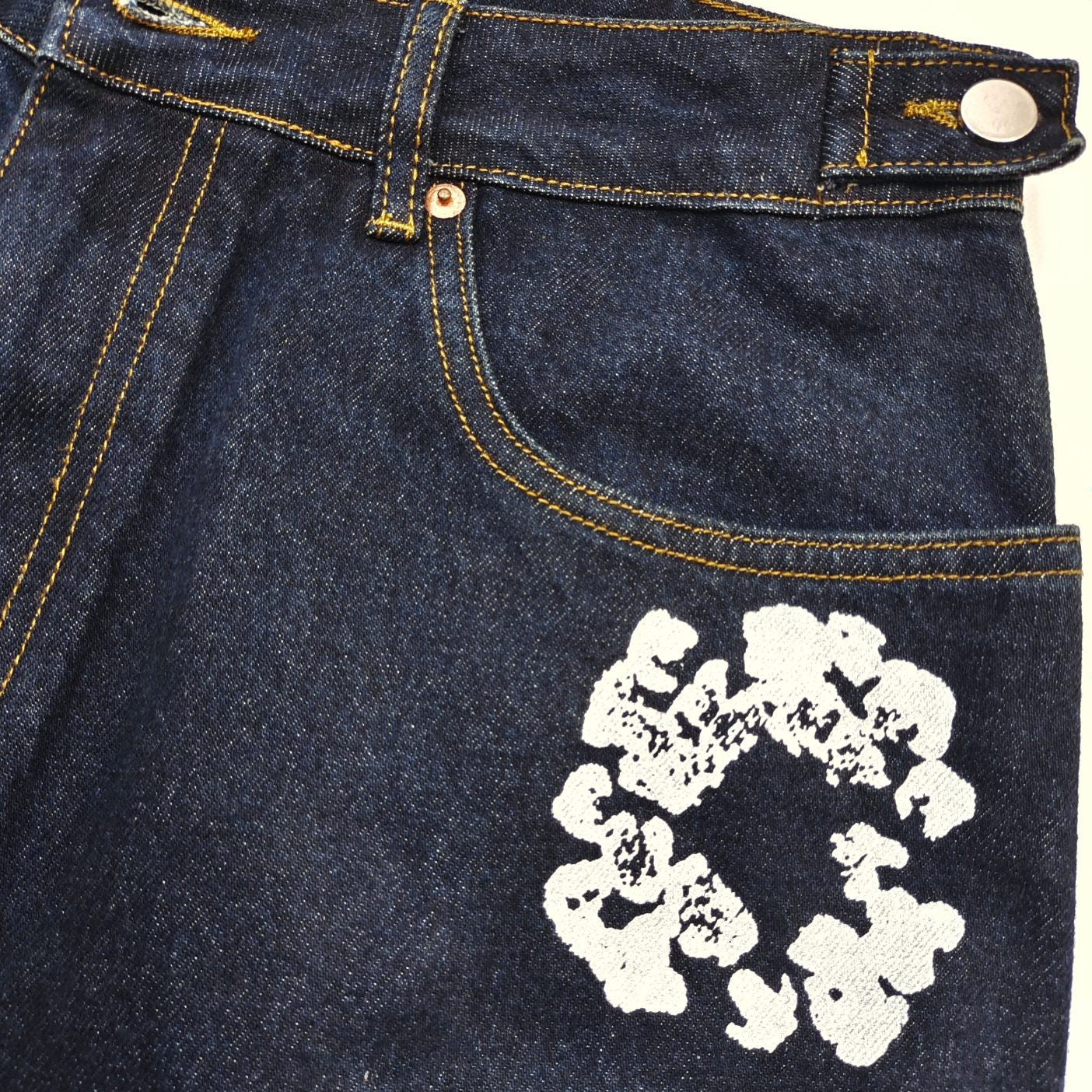 Dunkelschwarze Shorts