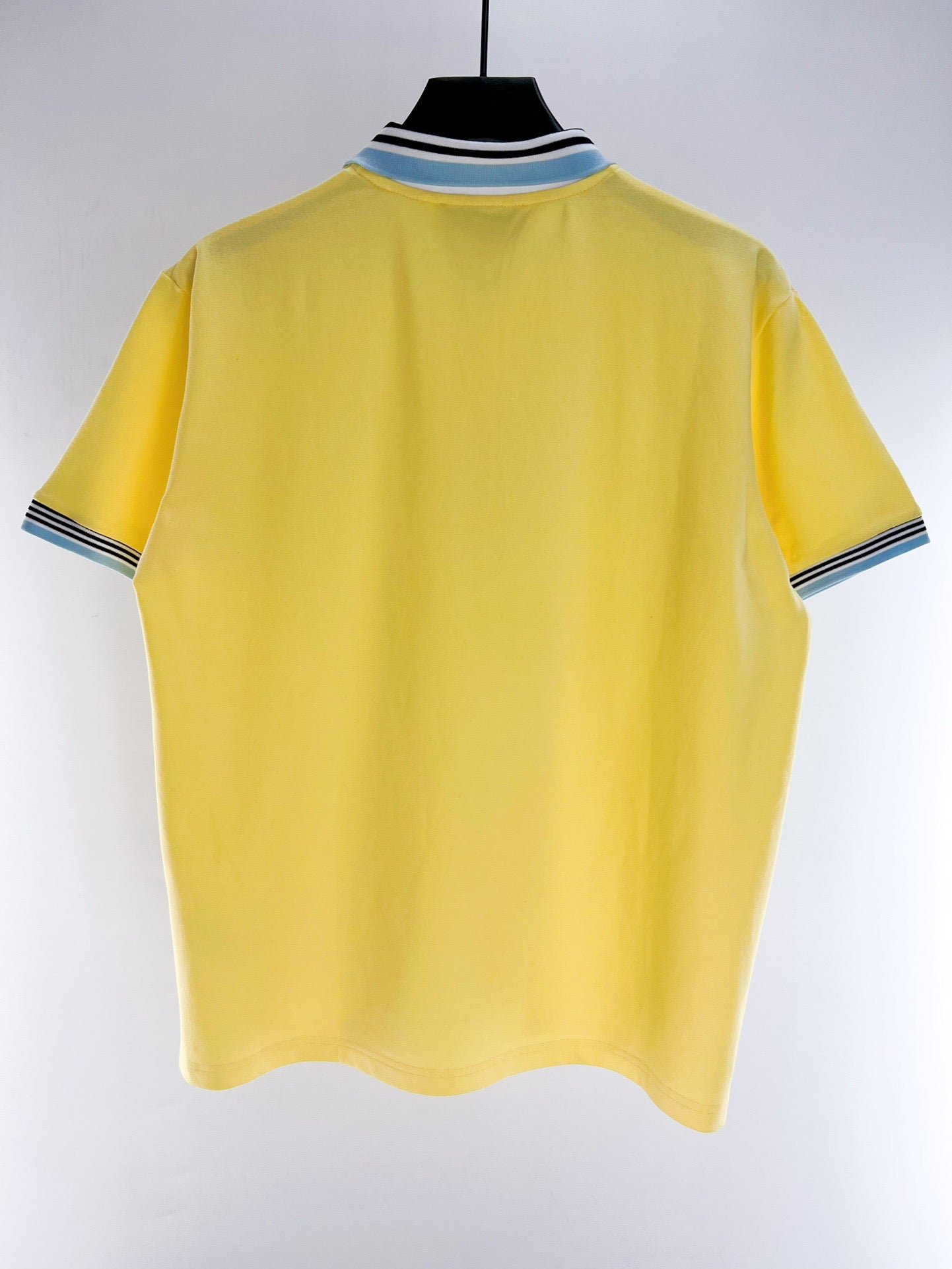 Polo amarillo y azul
