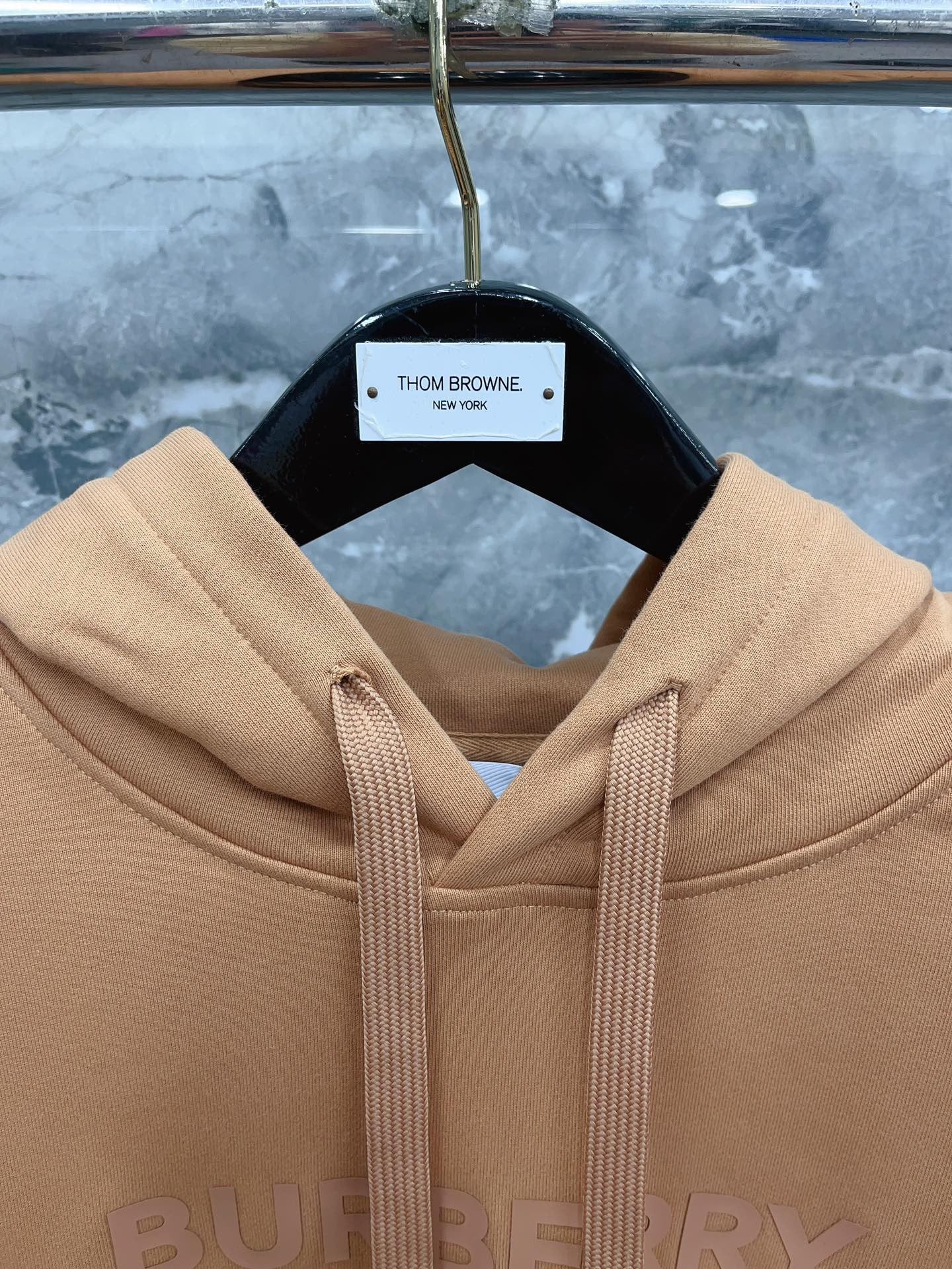 Sudadera con capucha negra, caqui, azul y roja