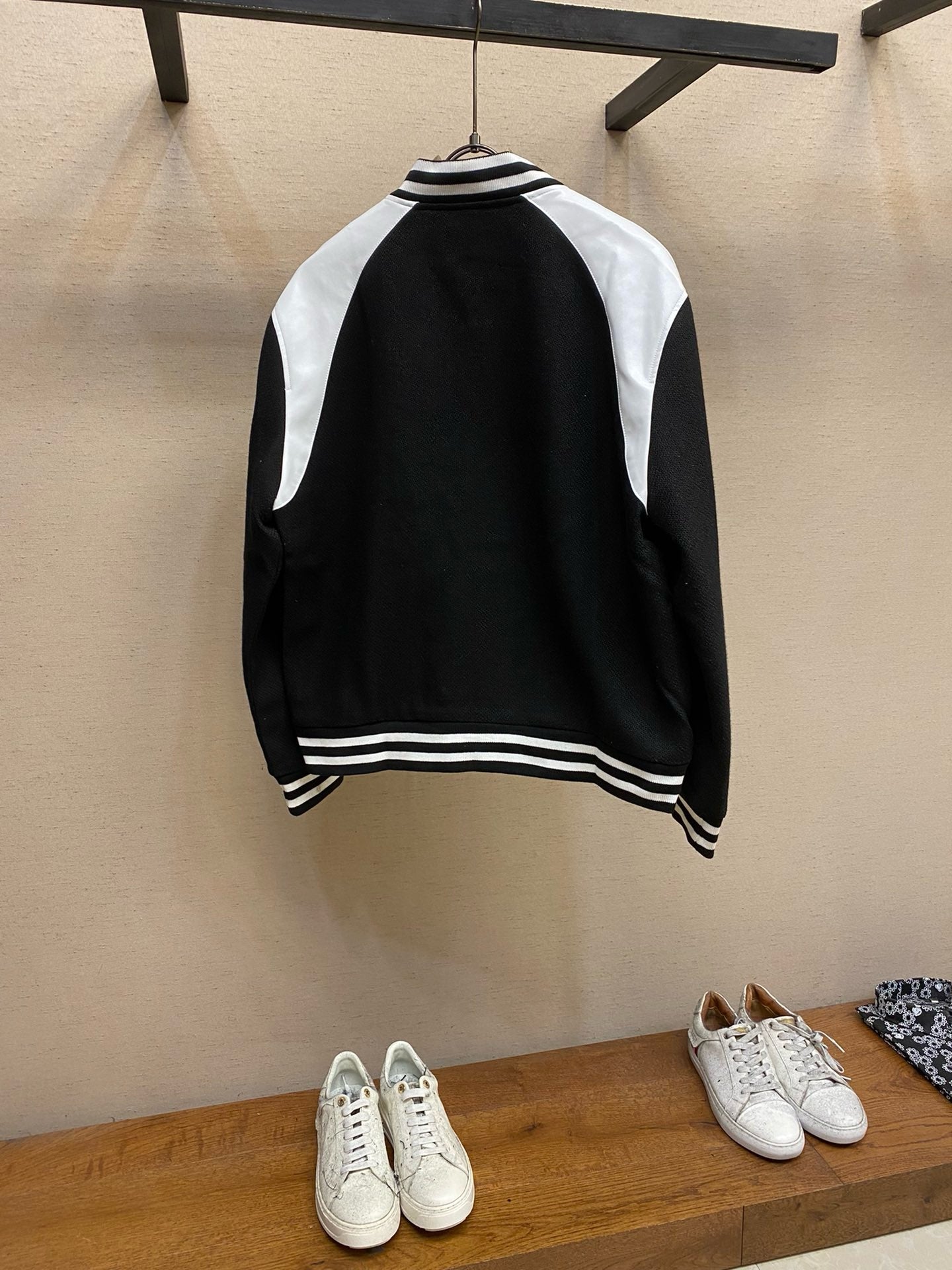 Chaqueta blanca y negra