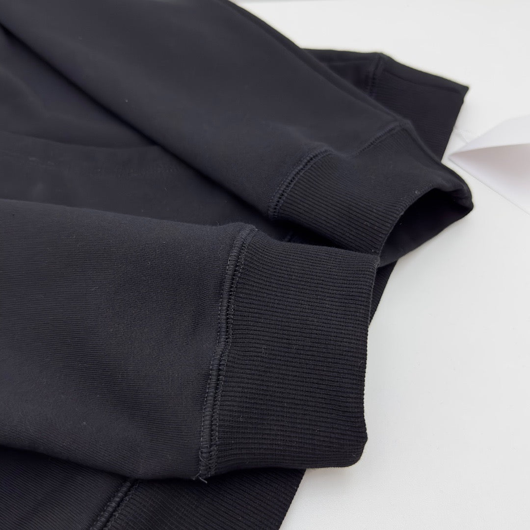 Sudadera negra y gris