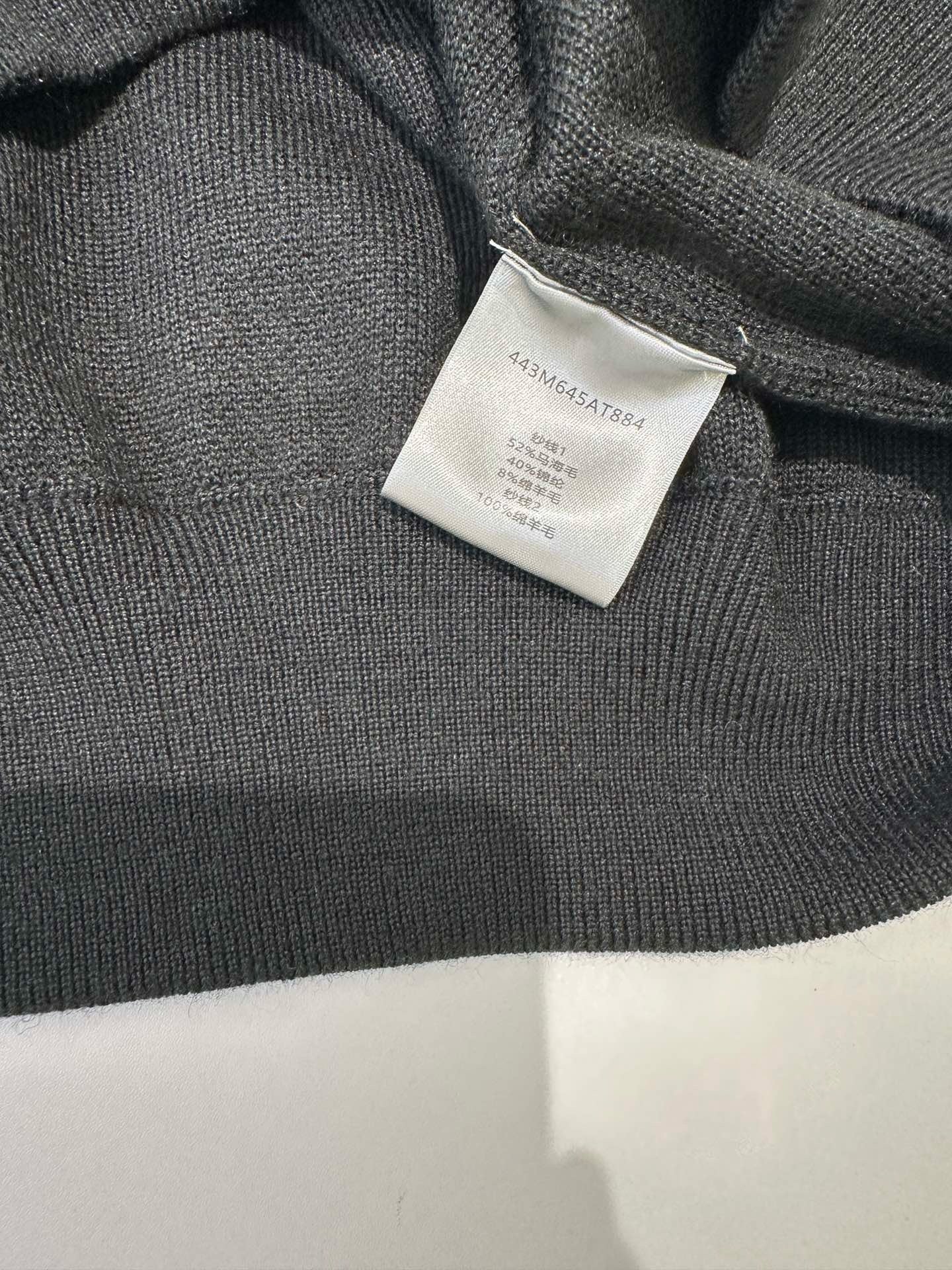 Schwarzes und himmelblaues Sweatshirt