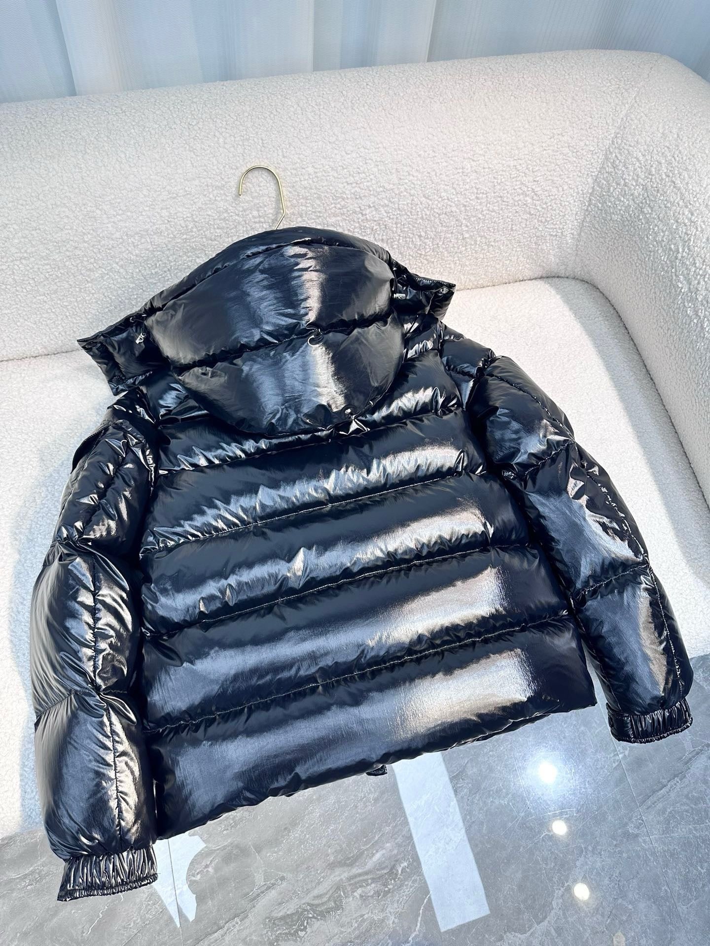 Chaqueta blanca y negra