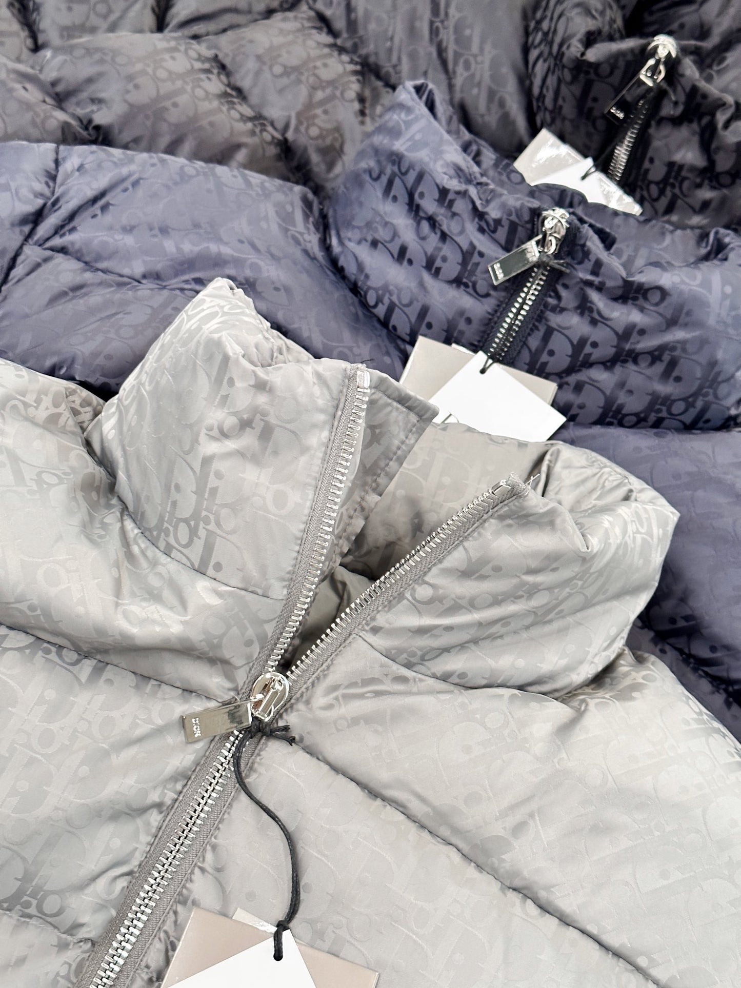 Chaqueta azul marino, gris plata y negra.
