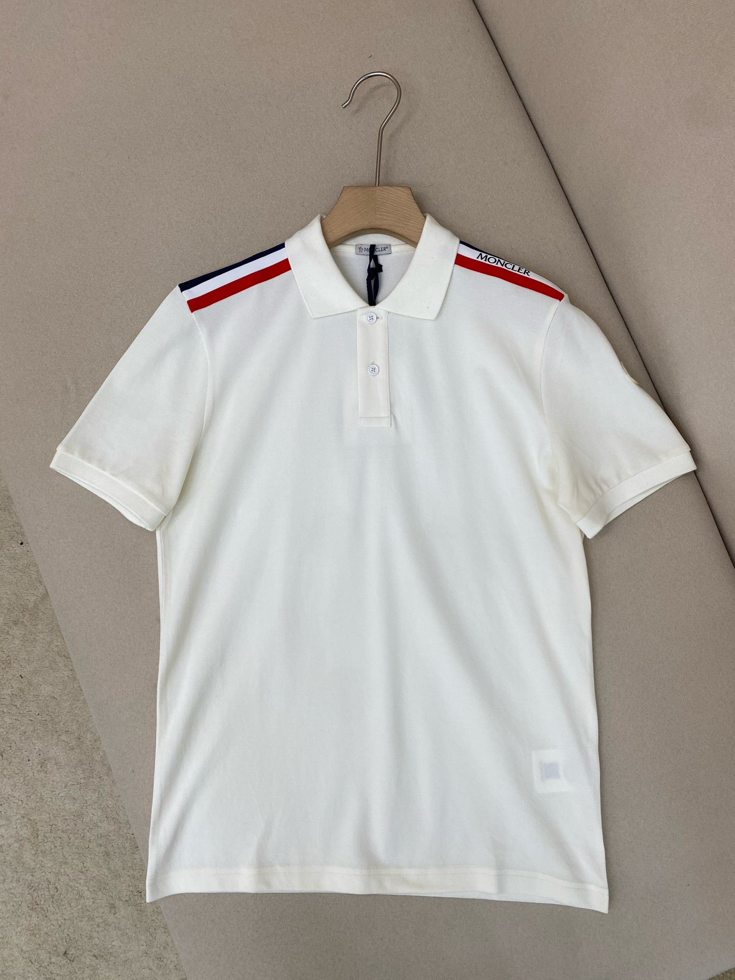 Camiseta blanca y negra