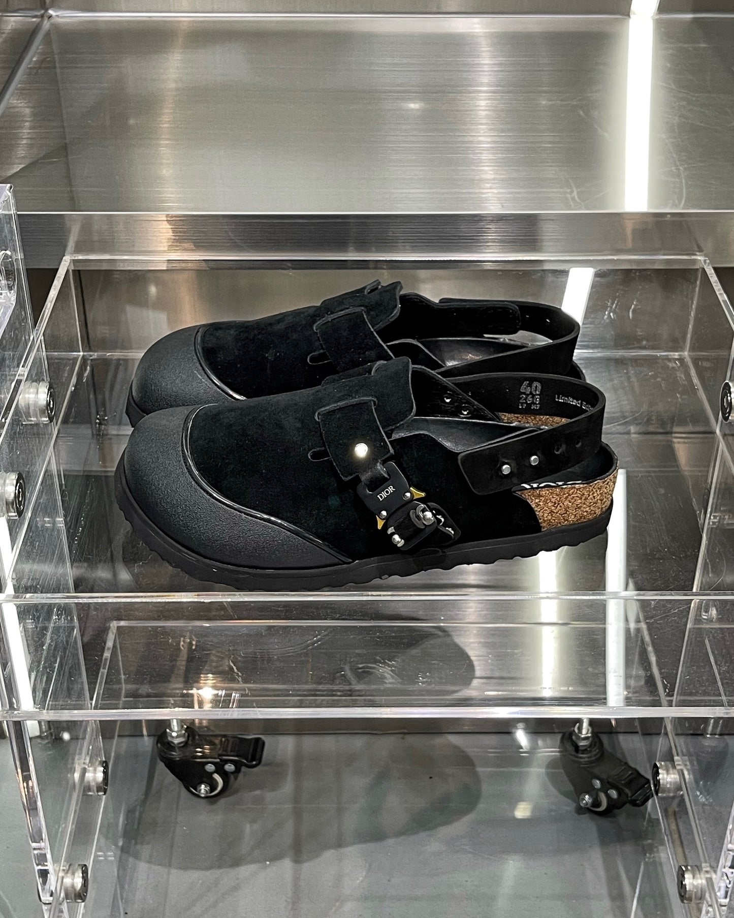Schwarze, graue und cremefarbene Schuhe