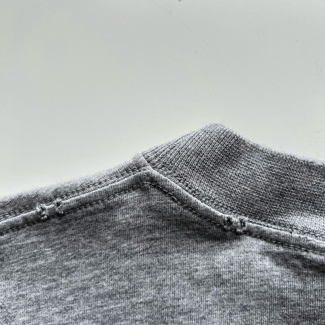 camiseta gris