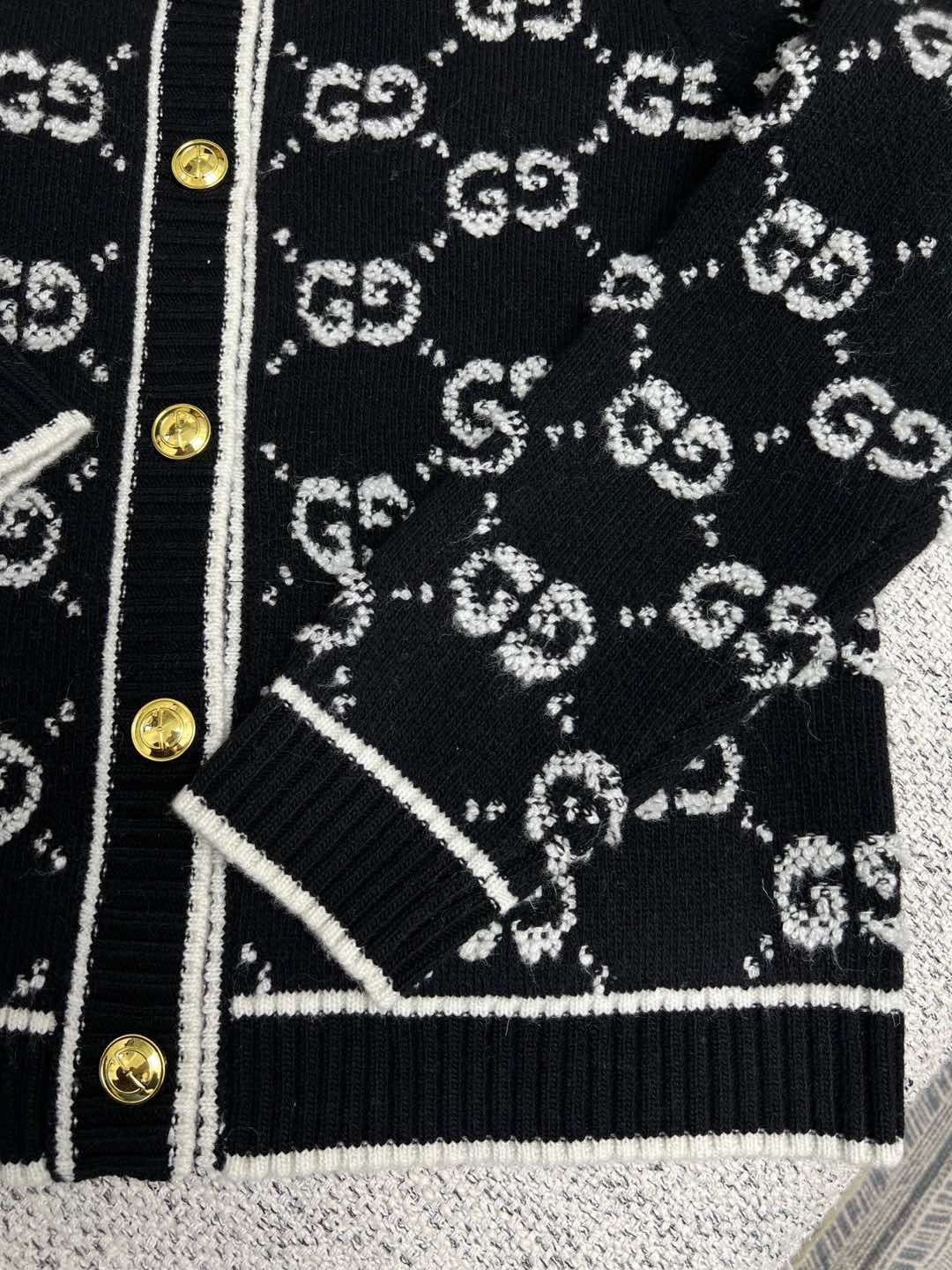 Schwarze und graue Jacke