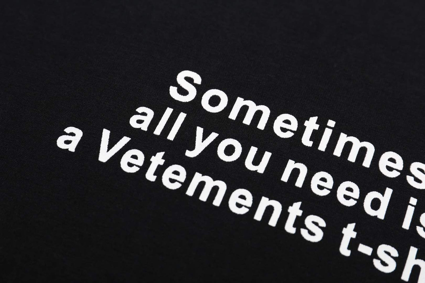 Weißes und schwarzes T-Shirt