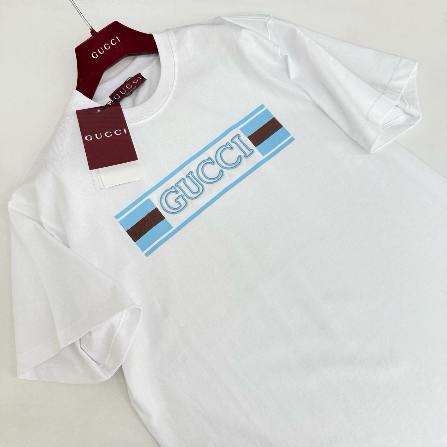 Schwarz-weißes T-Shirt