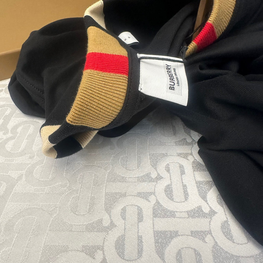 Schwarzes, khakifarbenes und weißes T-Shirt