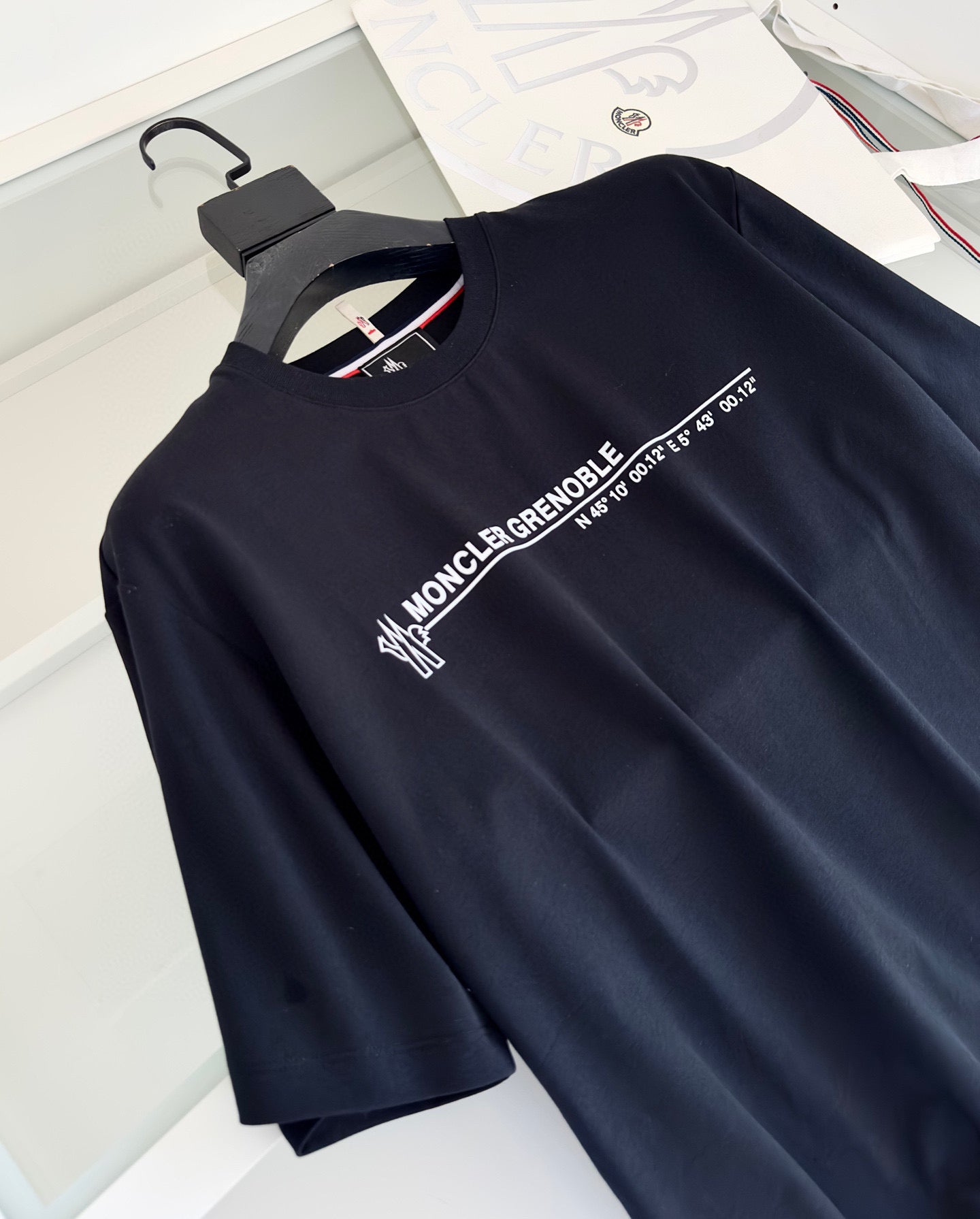 Camiseta negra y blanquecina