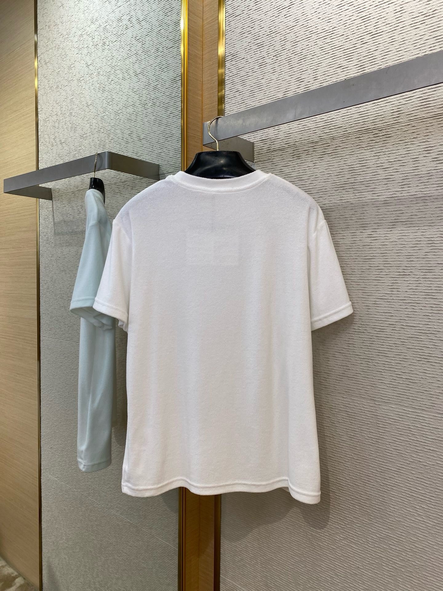 Camiseta blanca y azul