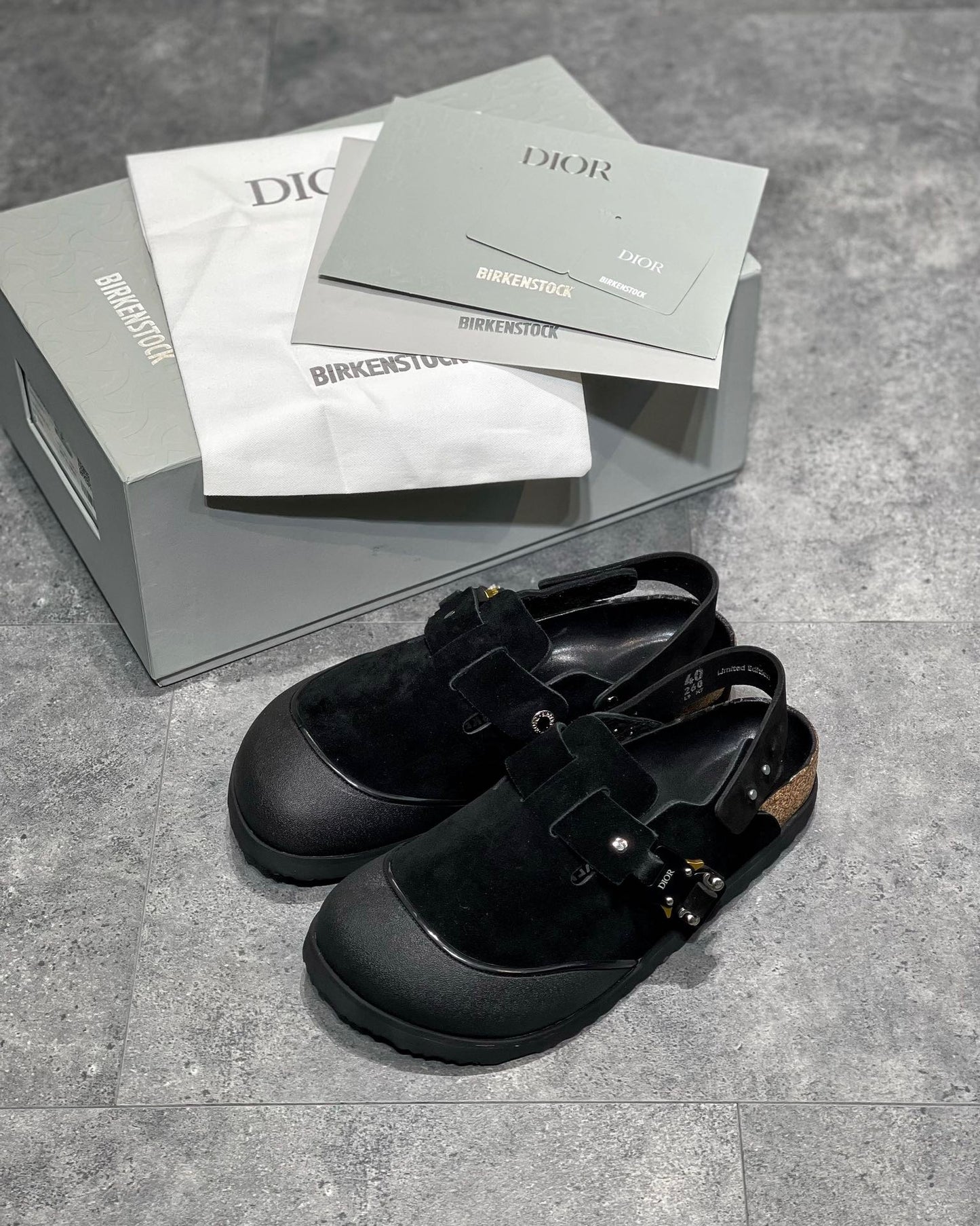 Schwarze, graue und cremefarbene Schuhe