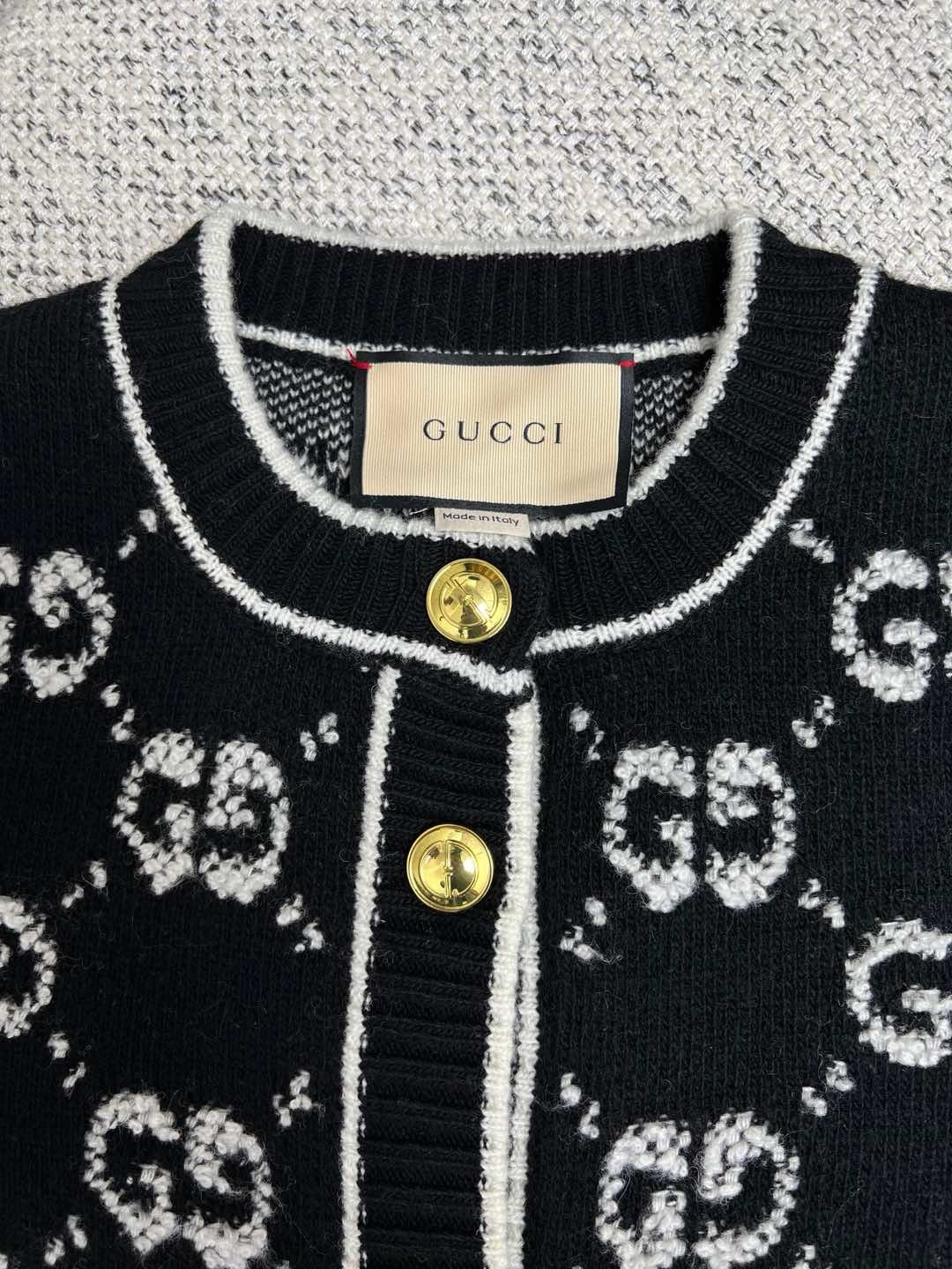 Schwarze und graue Jacke