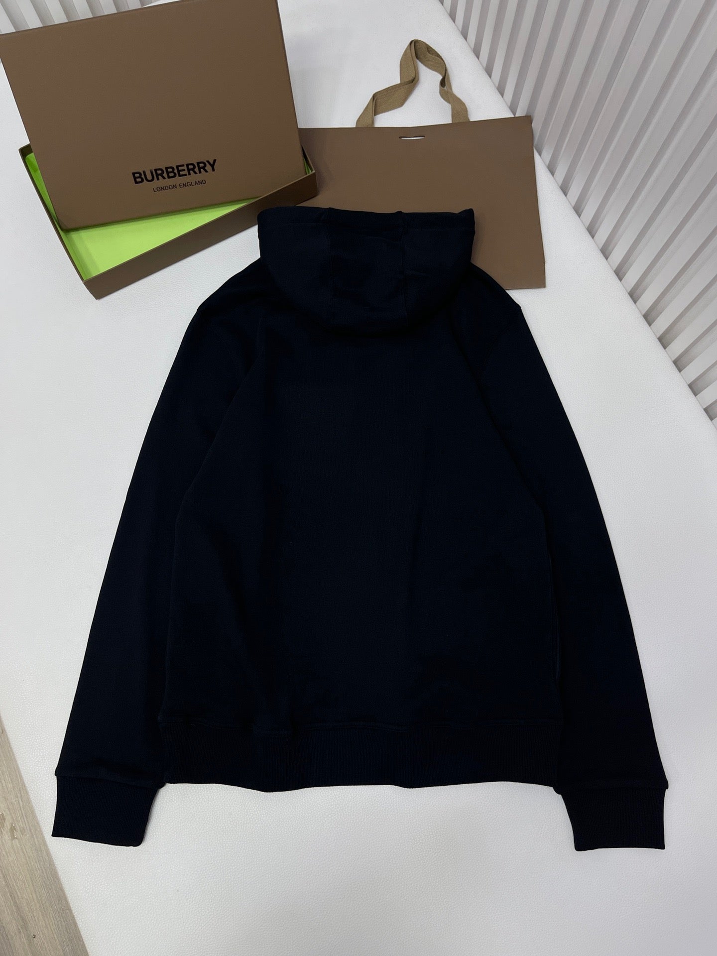 Sudadera con capucha negra y gris