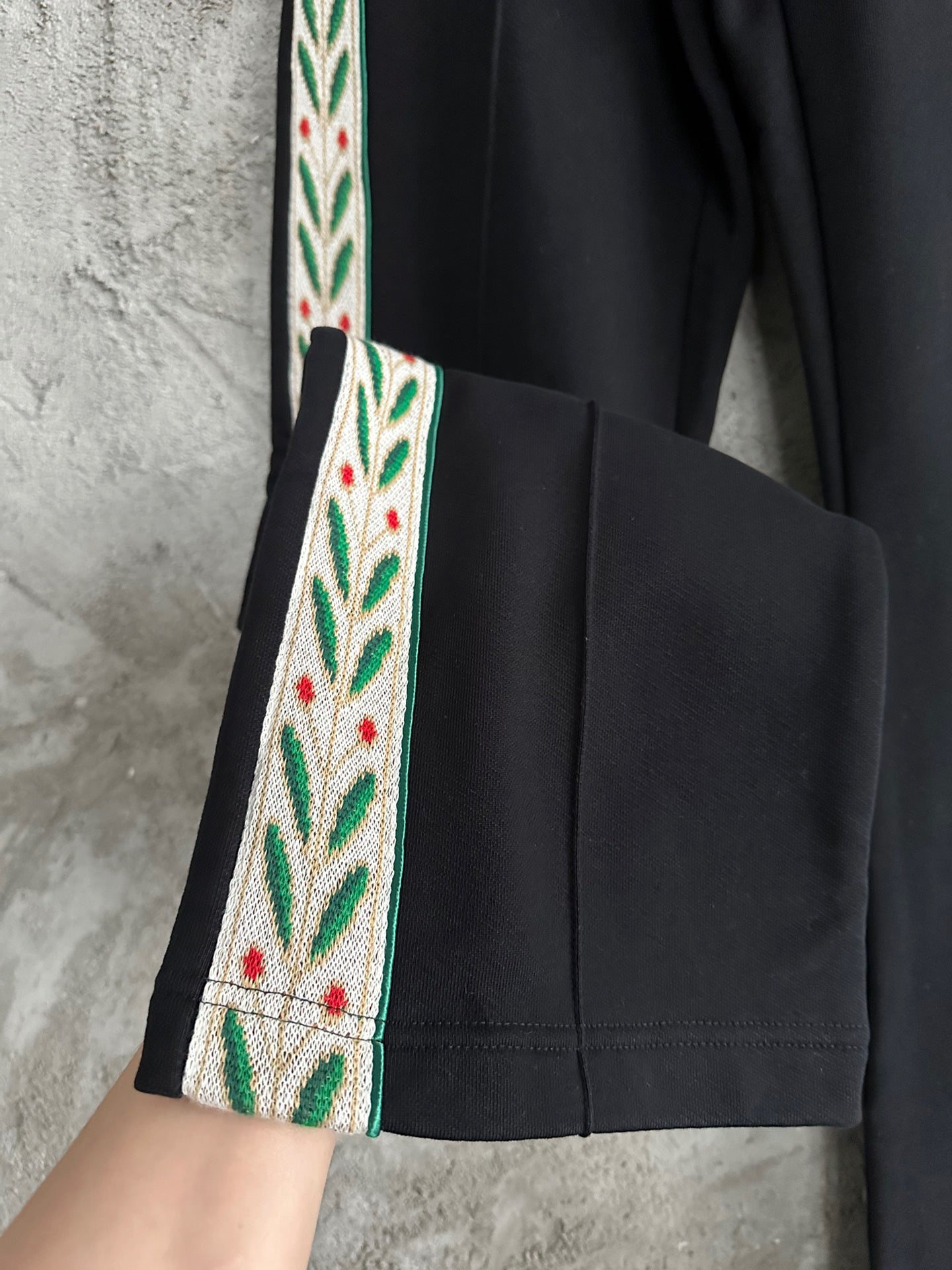 Weiße und schwarze Hose
