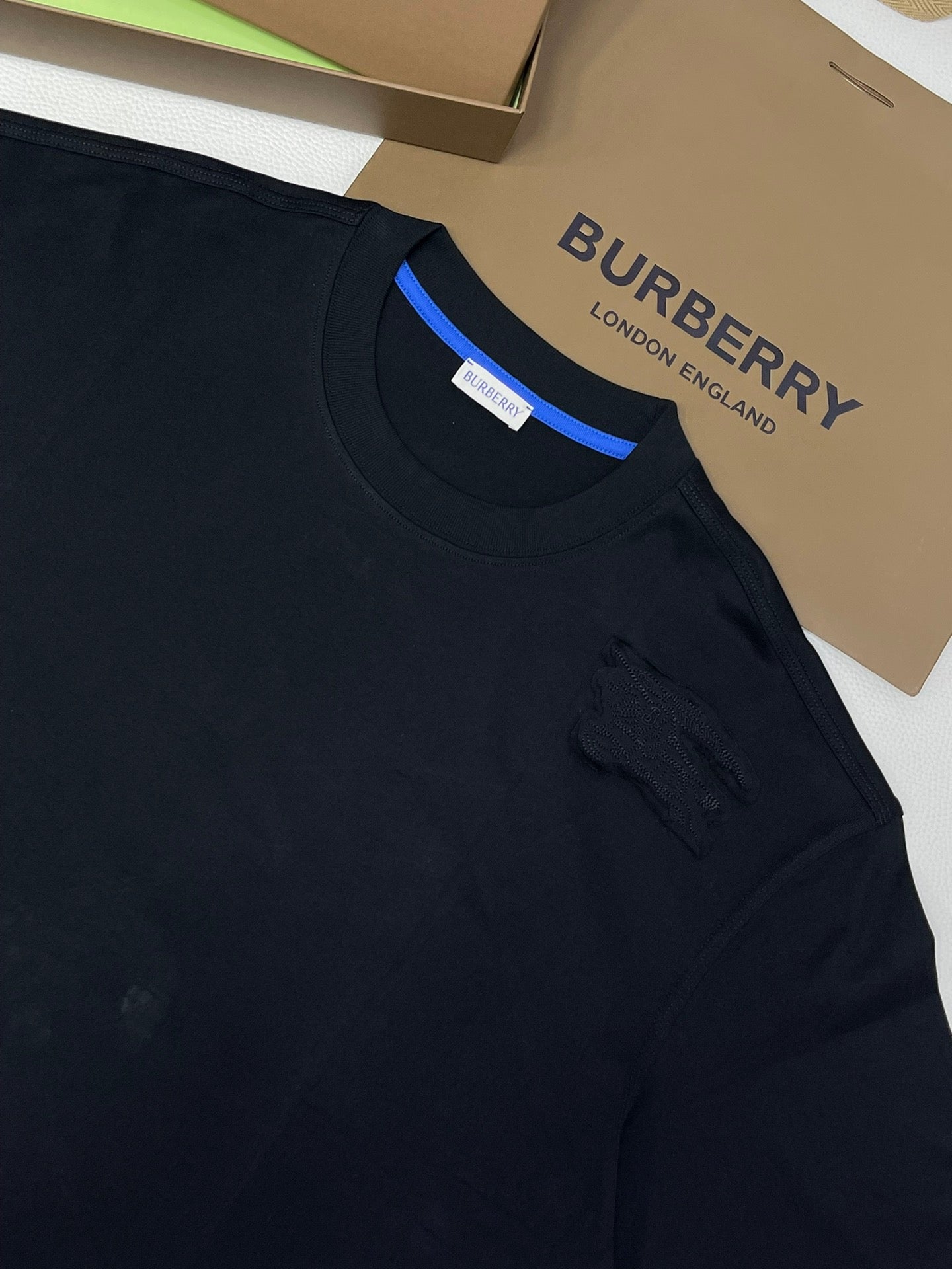 Schwarzes, weißes, grünes und blaues T-Shirt