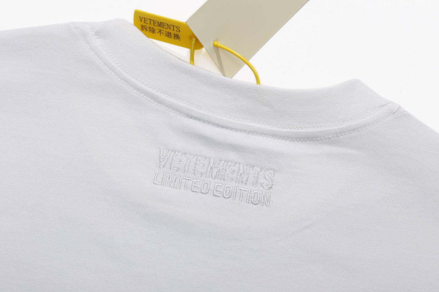 Weißes und schwarzes T-Shirt