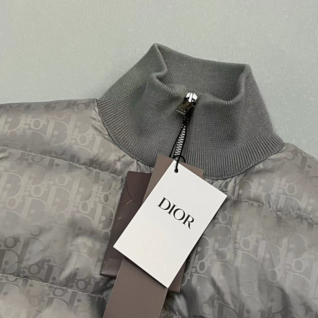 Schwarze, graue, blaue und weiße Jacke