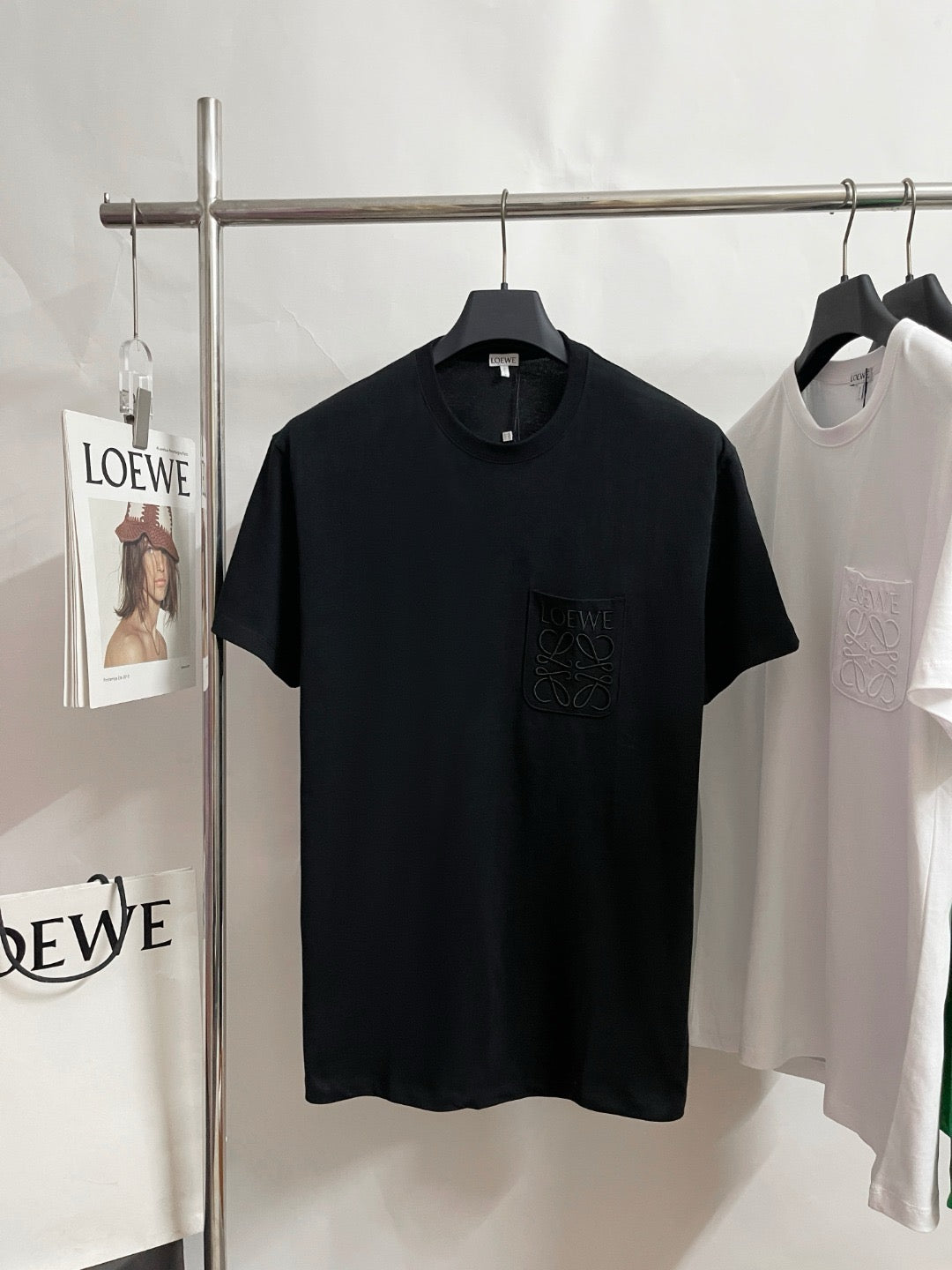 Camiseta blanca, negra y verde